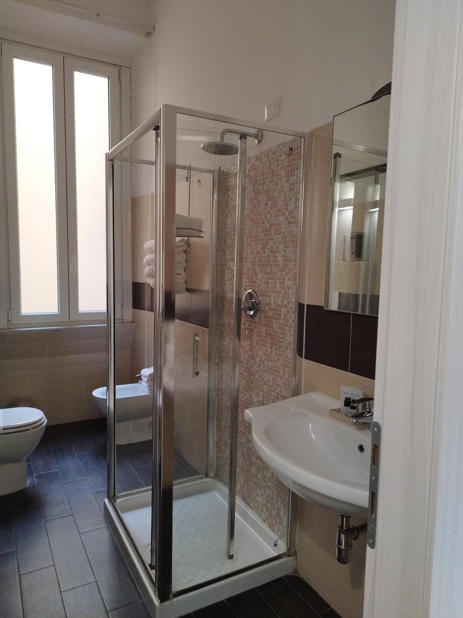 Comfort Triple Room Shower