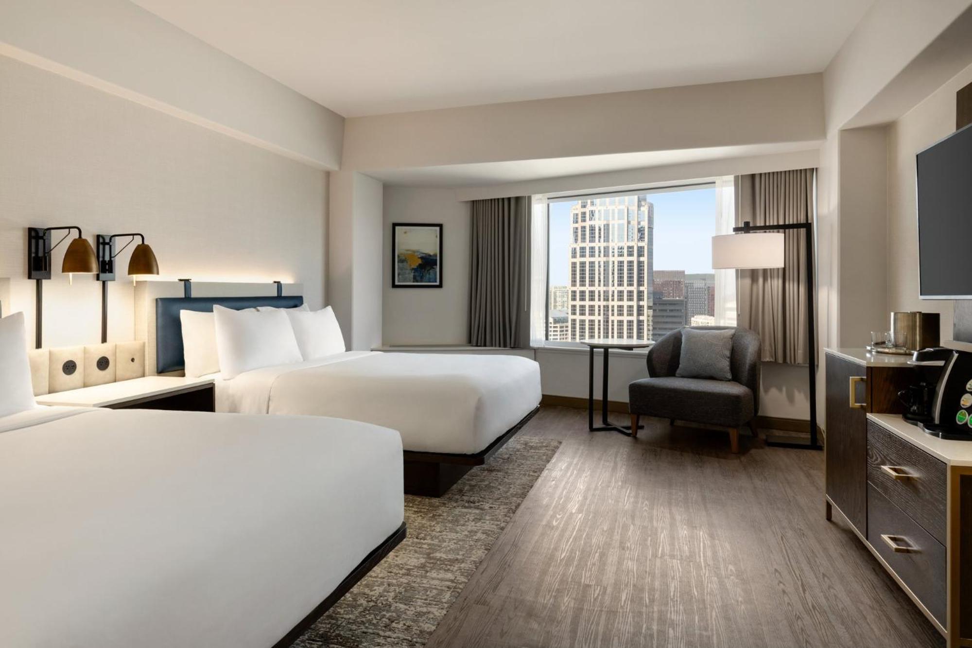 Premium Zimmer mit 2 Queensize-Betten und Blick auf die Space Needle