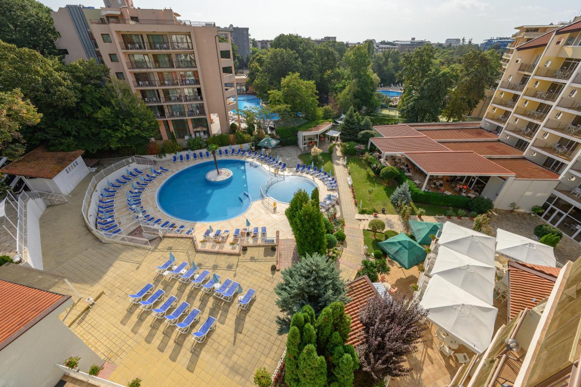 Superior Twin Room Pool or Park View balcony up to 1199 years old