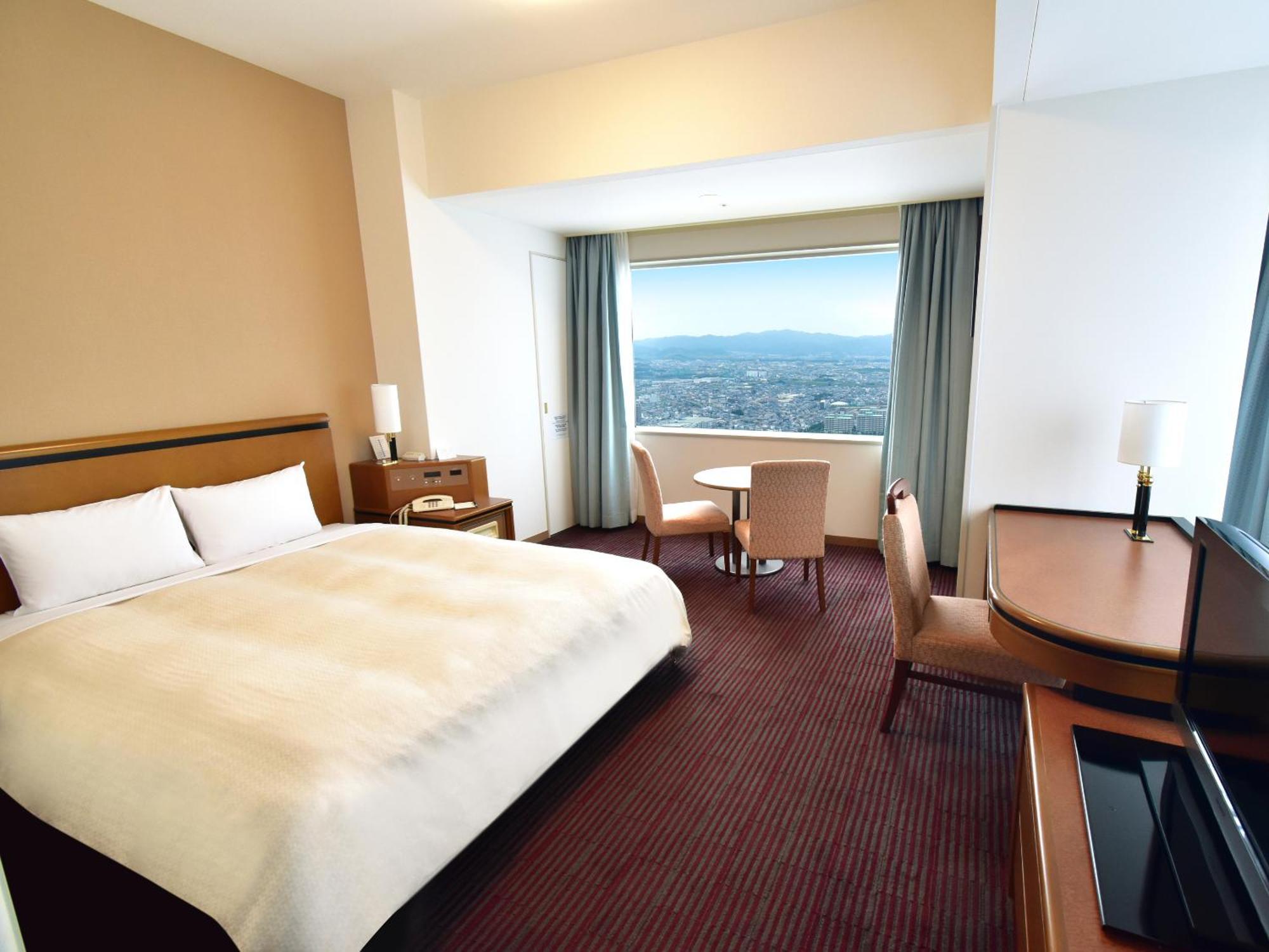 Corner Double Room with Airport View - Non-Smoking