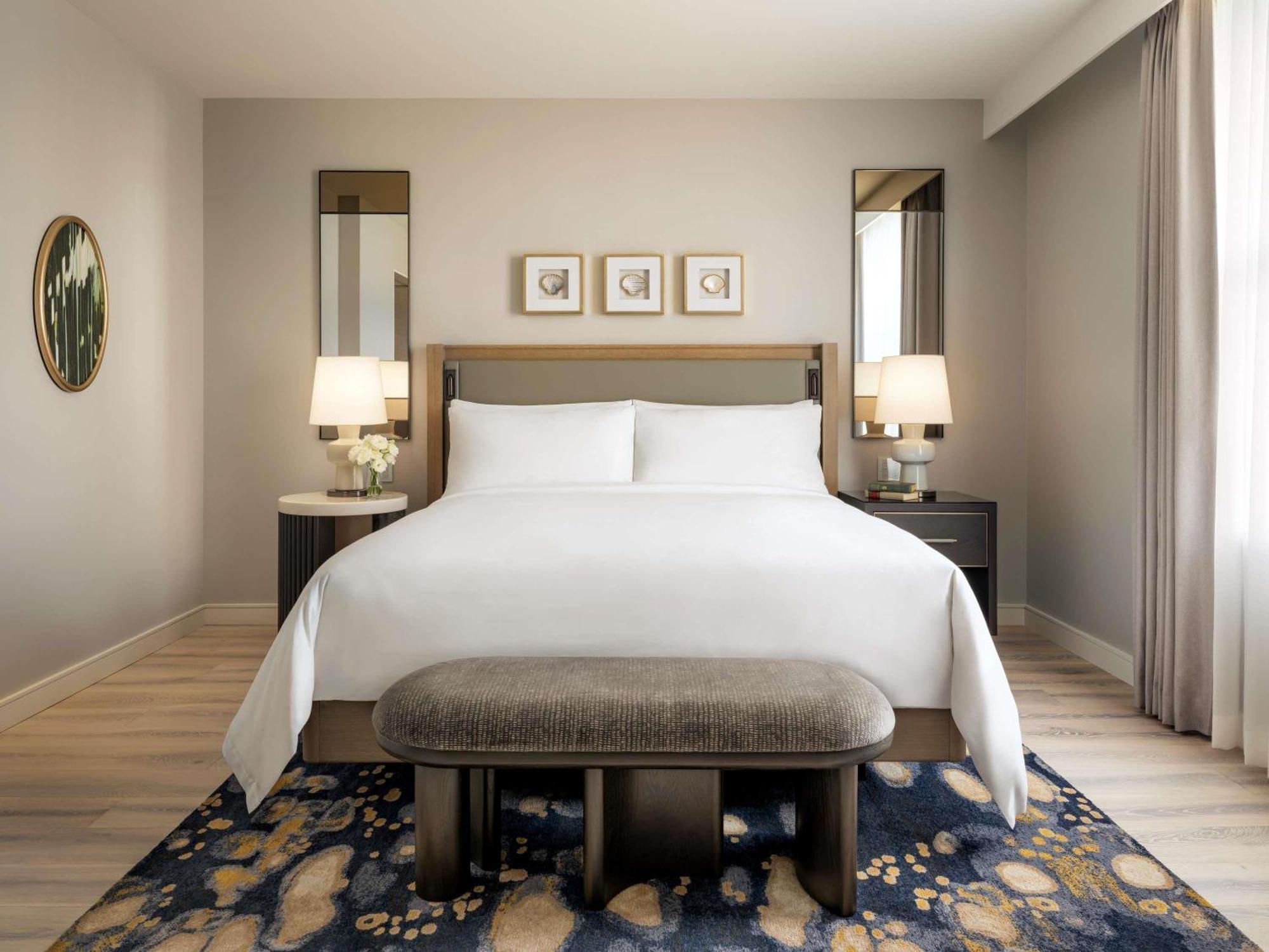 Fairmont King Room with Bay View and Roll In Shower -Mobility Access