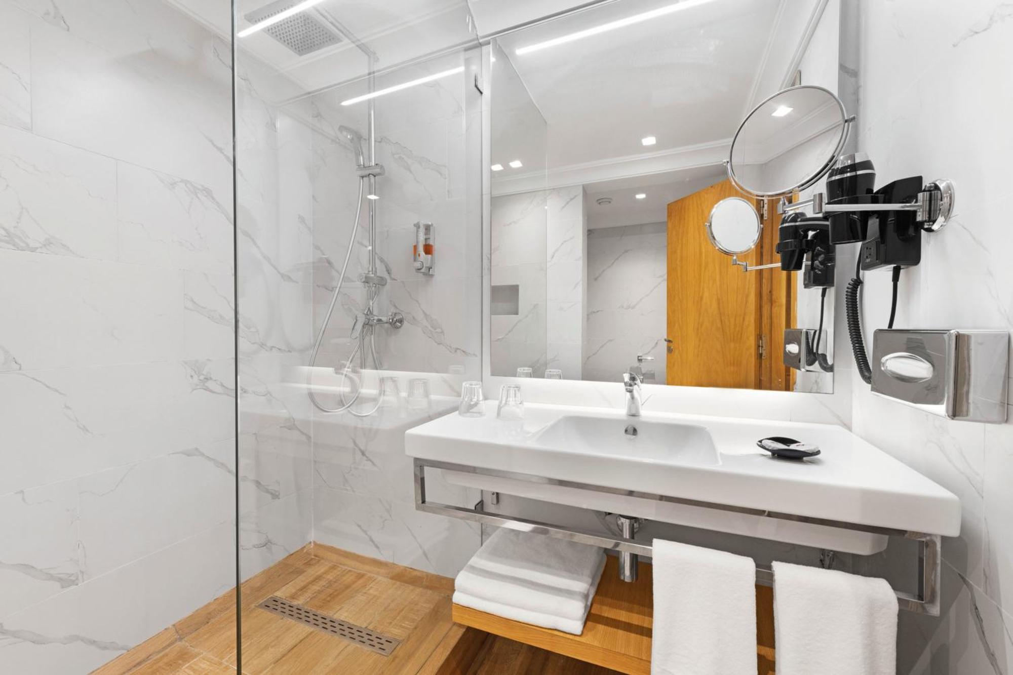 Chambre Double - Vue sur Piscine