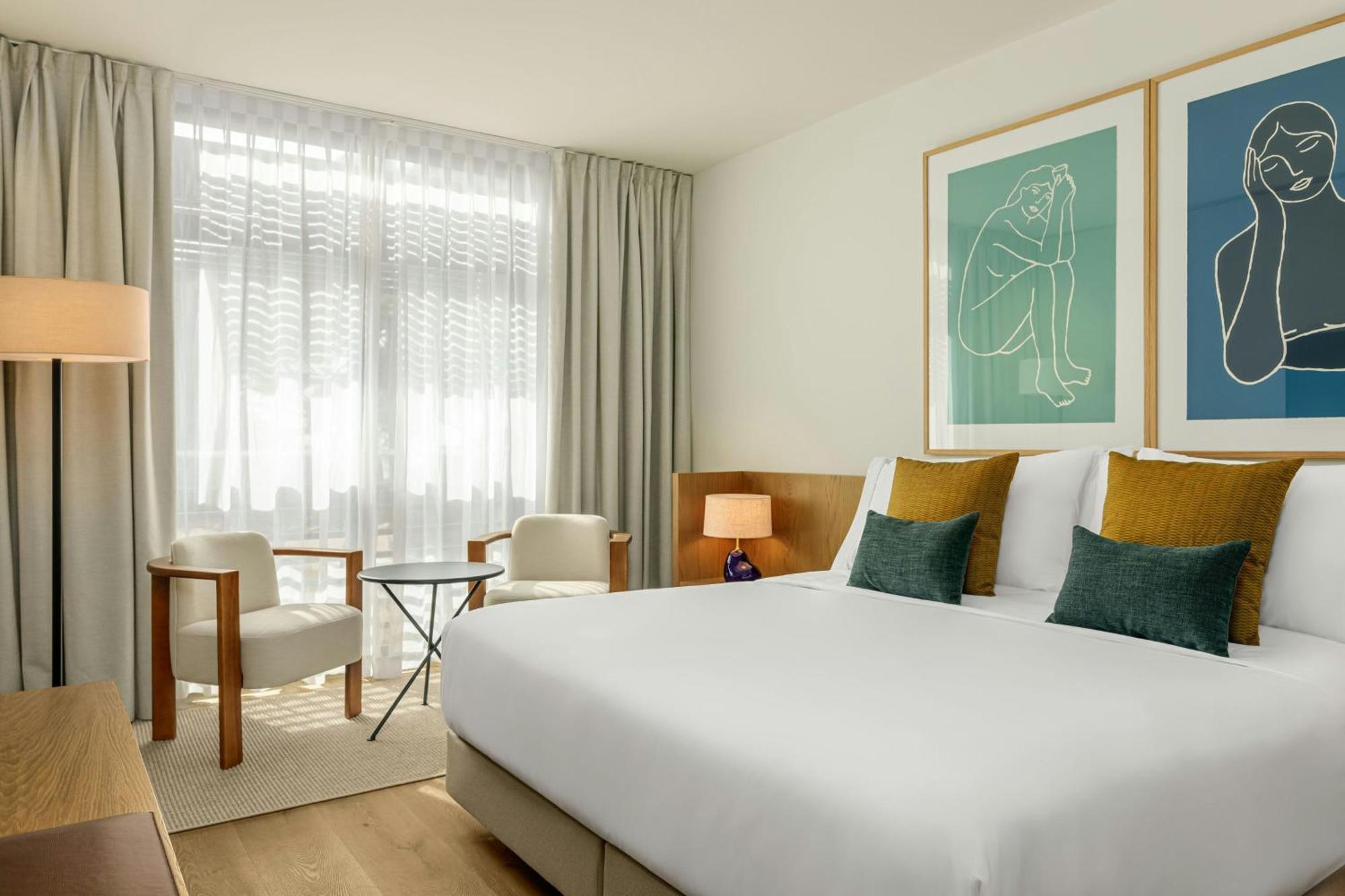 Standard Zimmer mit Kingsize-Bett und Gartenblick