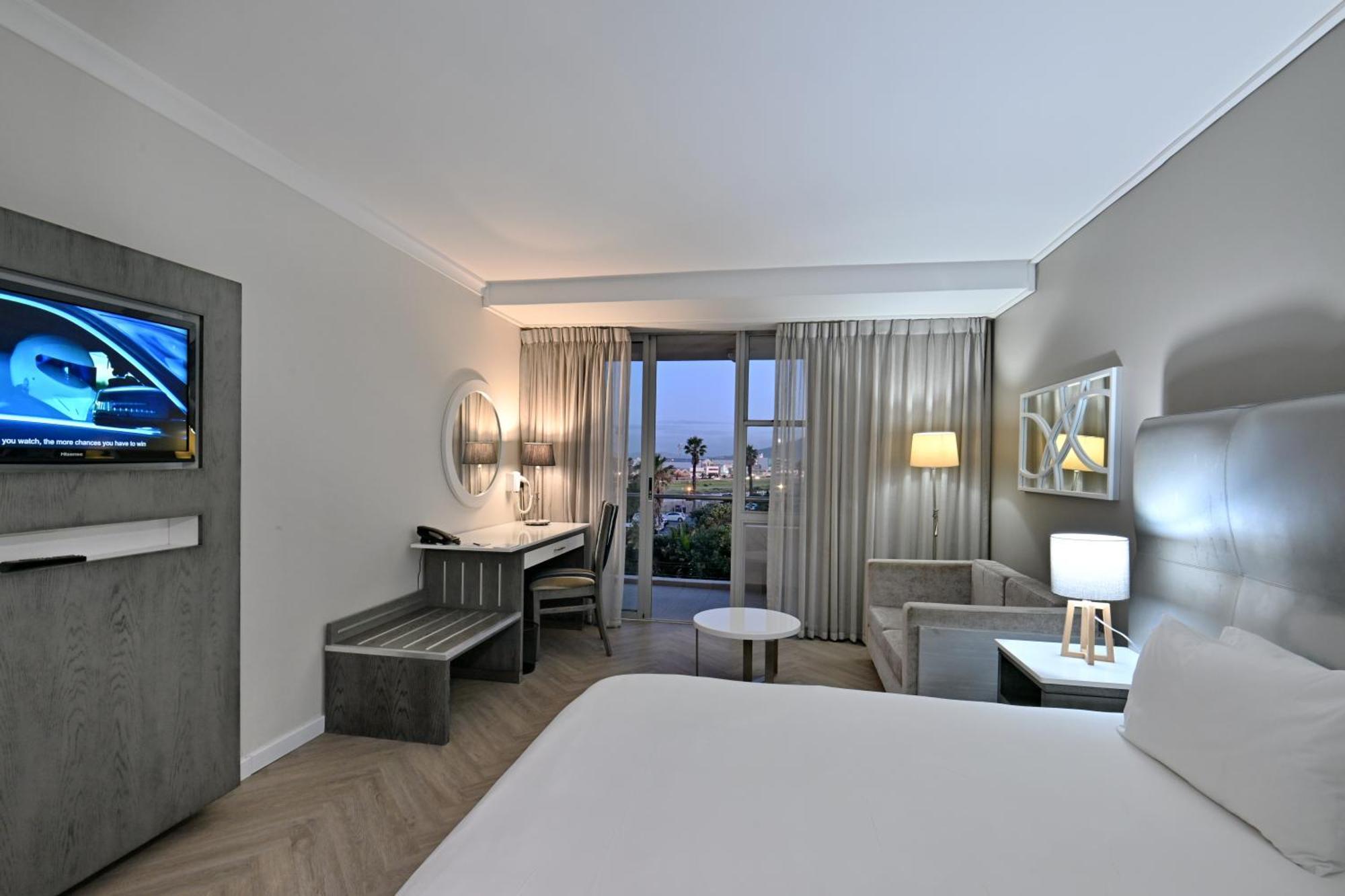 Tweepersoonskamer met Kingsize Bed of 2 Aparte Bedden en Gedeeltelijk Uitzicht op de Tafelberg