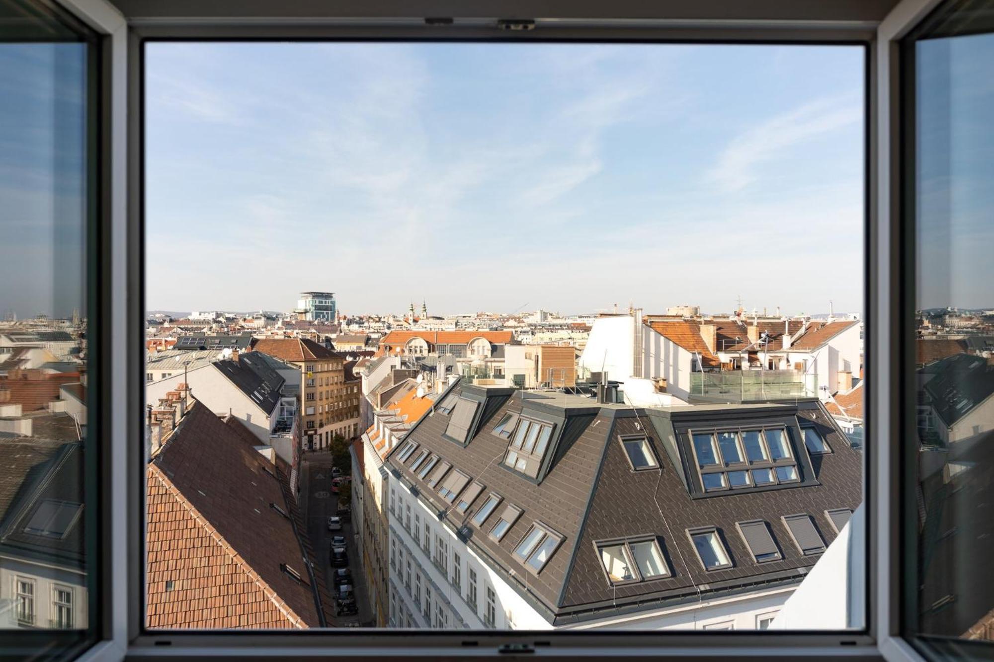 Standard Zimmer mit Kingsize-Bett und Stadtblick, oberste Etage