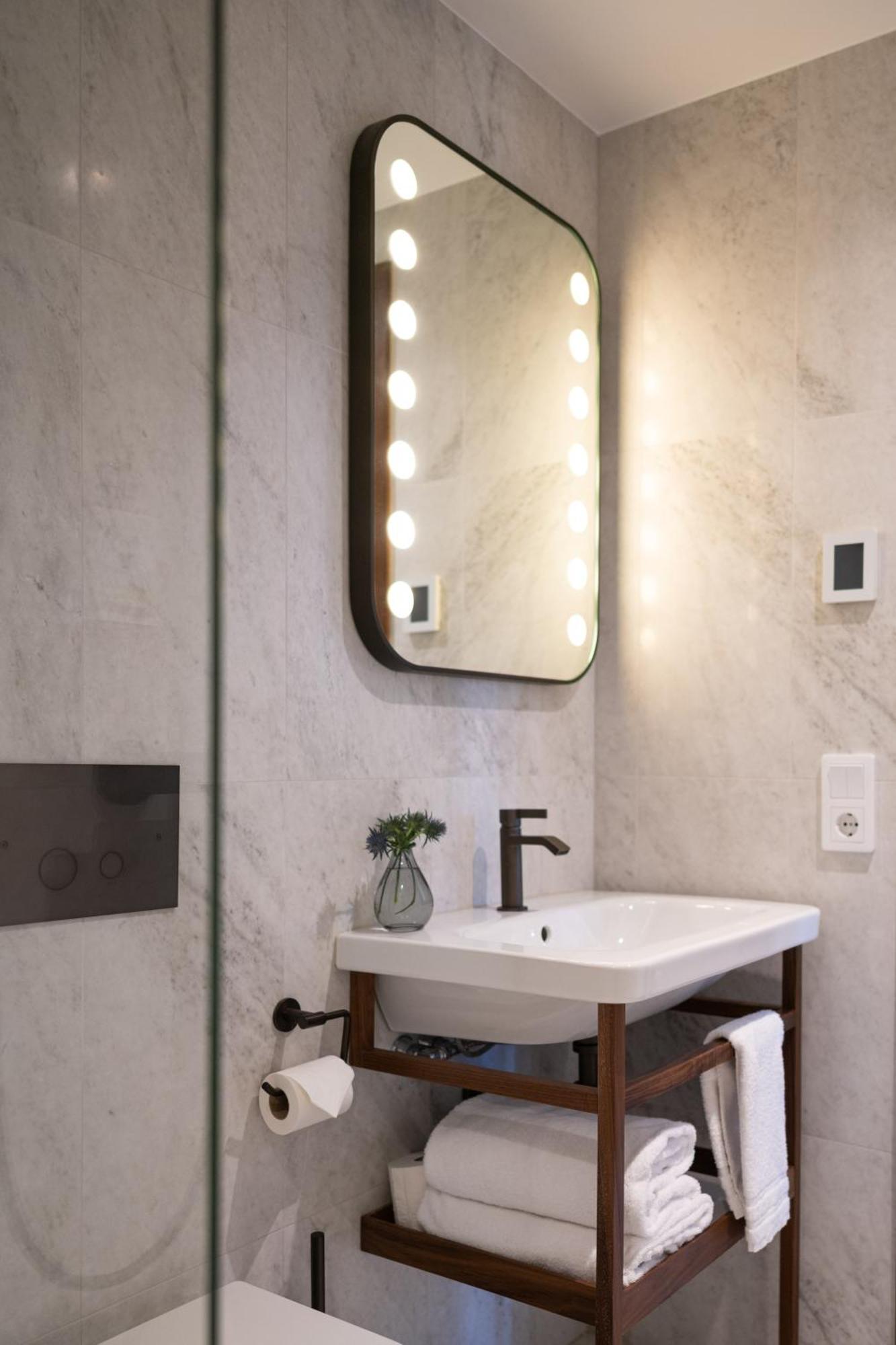 Standard Queen Room - Spa Access Included