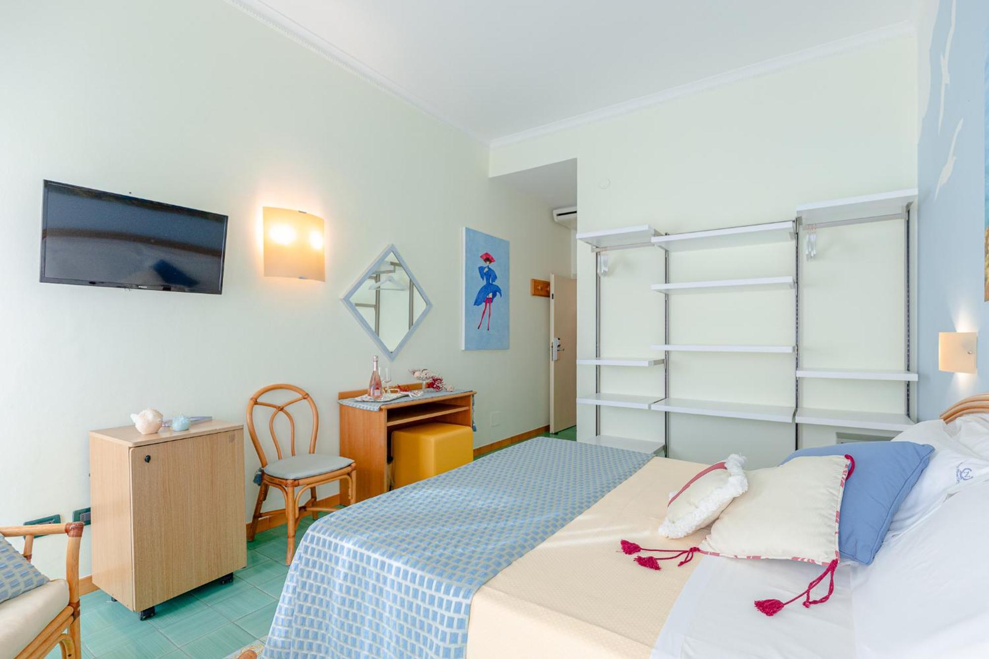 Camera Matrimoniale con Balcone e Vista Mare