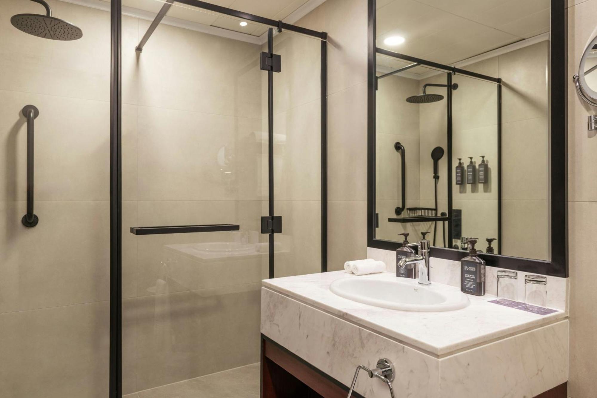 Deluxe Zimmer mit Kingsize-Bett und seitlichem Meerblick.