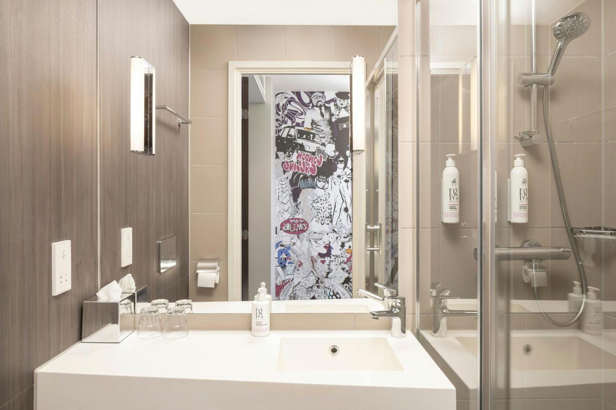 Moxy Queen Room,1743115445:JPEG