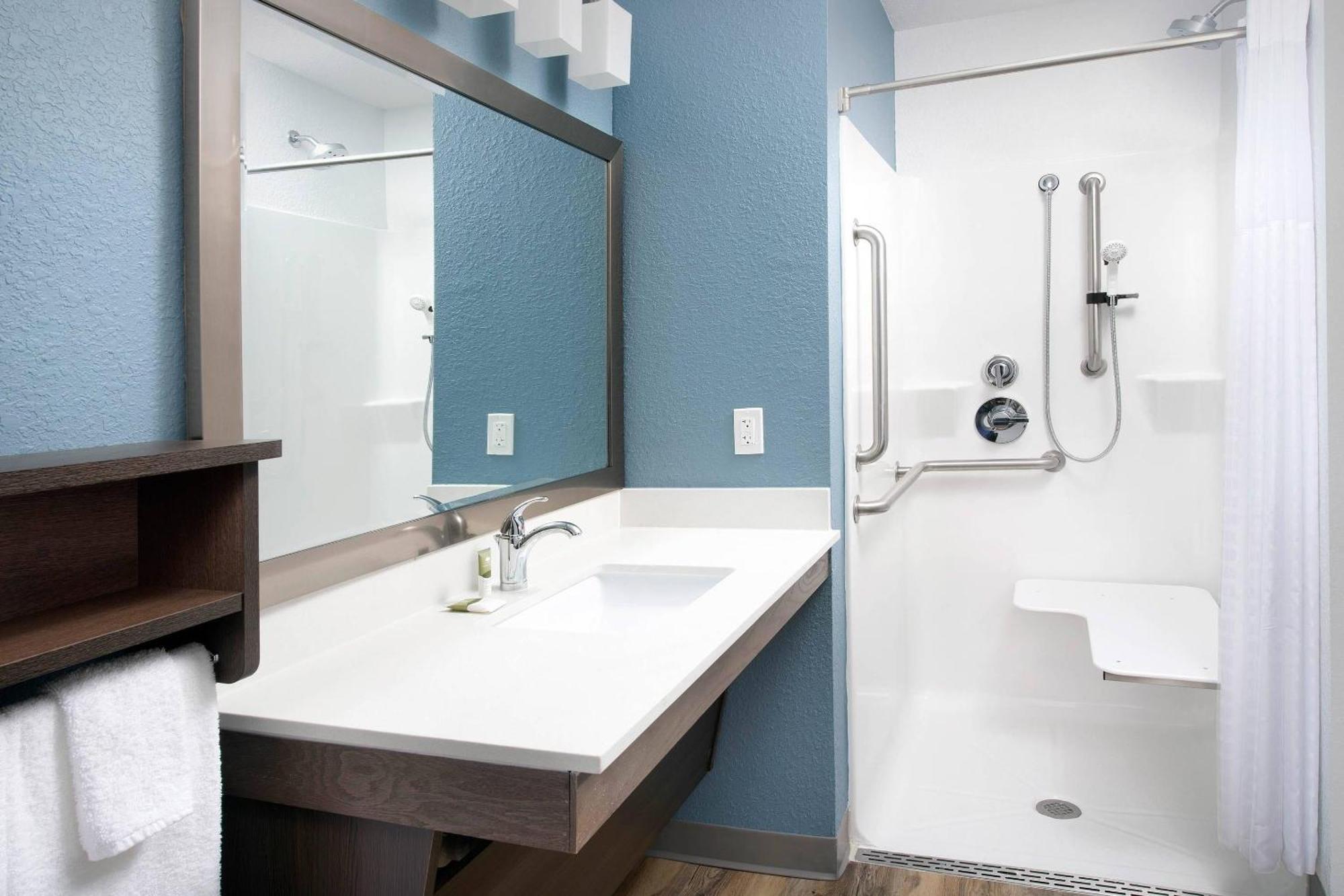 Queen Room Roll Shower Disability Access or Non-Smoking