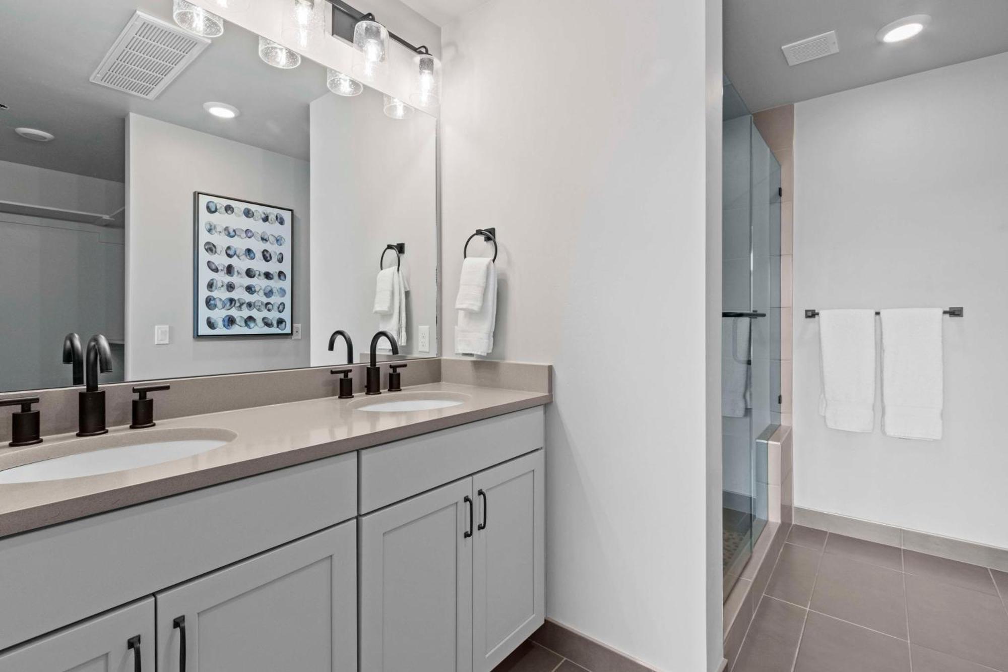 Wolper Three-Bedroom Suite - 2 Queens, 2 Kings, Sofa Sleeper