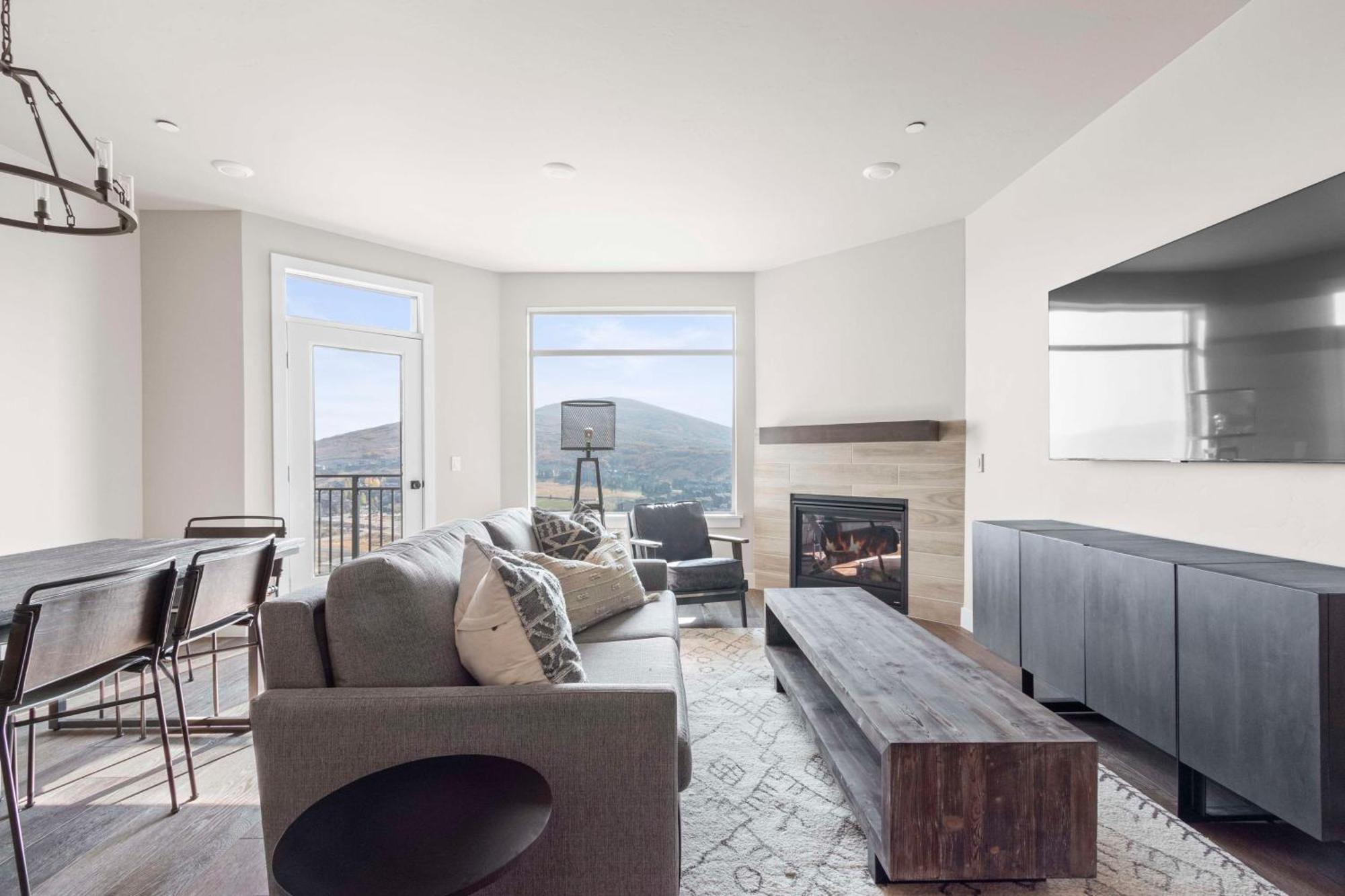 Two-Bedroom Mountain View Suite - 2 Kings