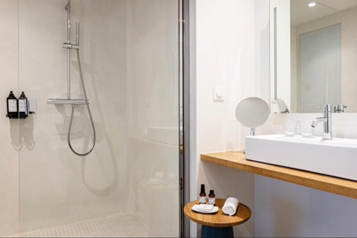King Room Roll Shower Disability Access,1743422755:JPEG
