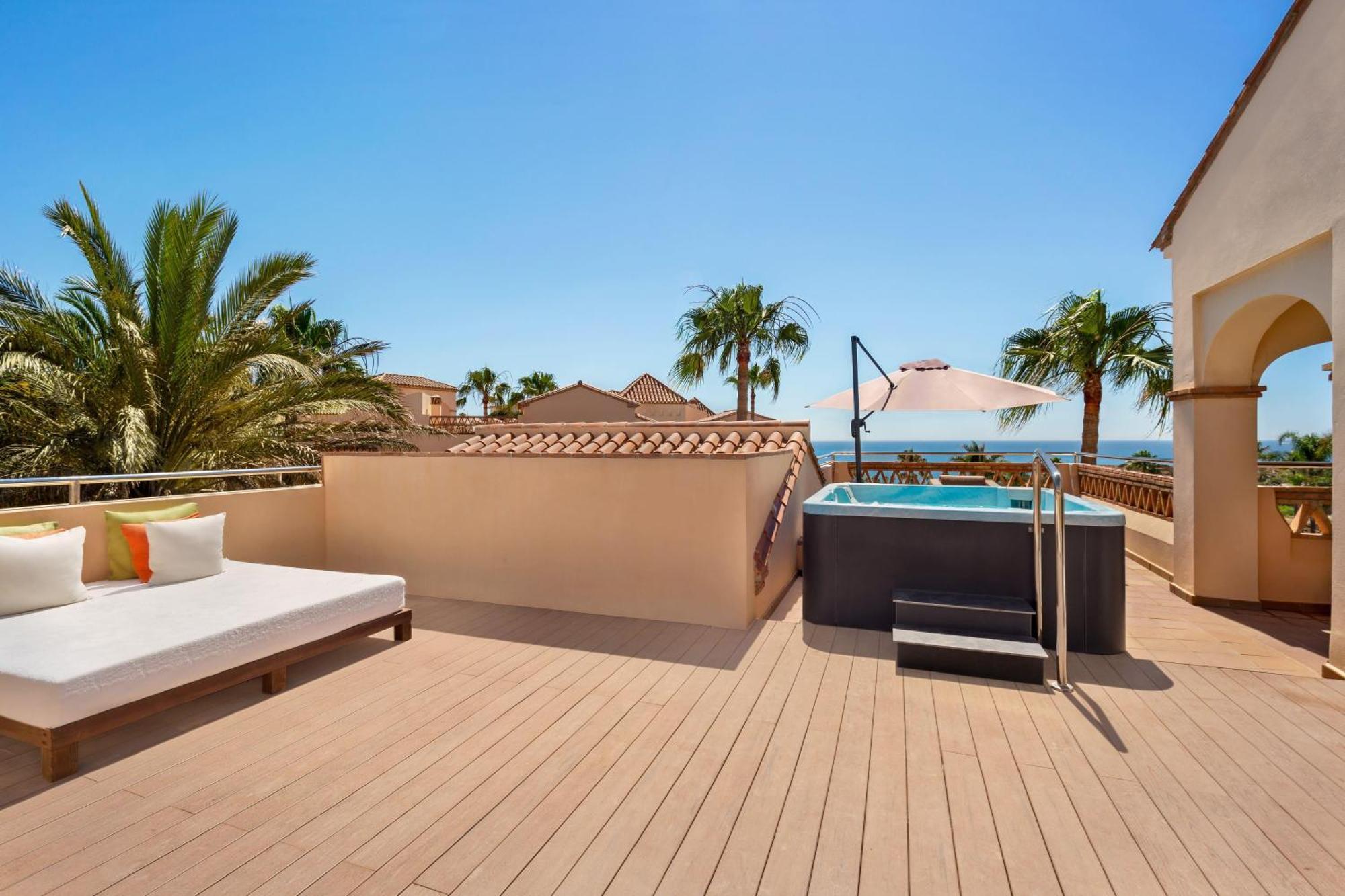 Grand Three-Bedroom Suite Hot Tub Sea View,1745464350:JPEG