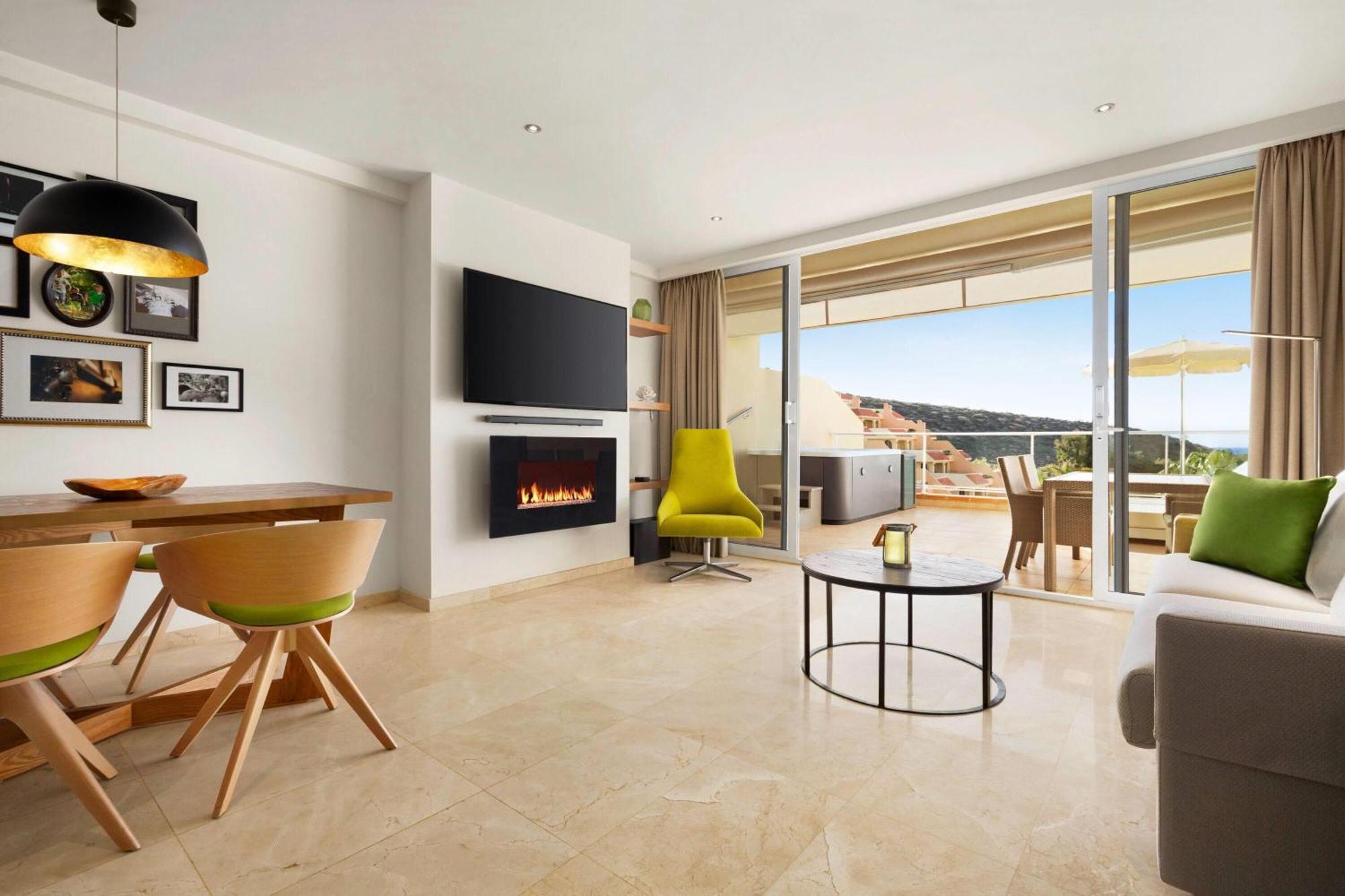 Luxury One-Bedroom Apartment with Hot Tub and Ocean View