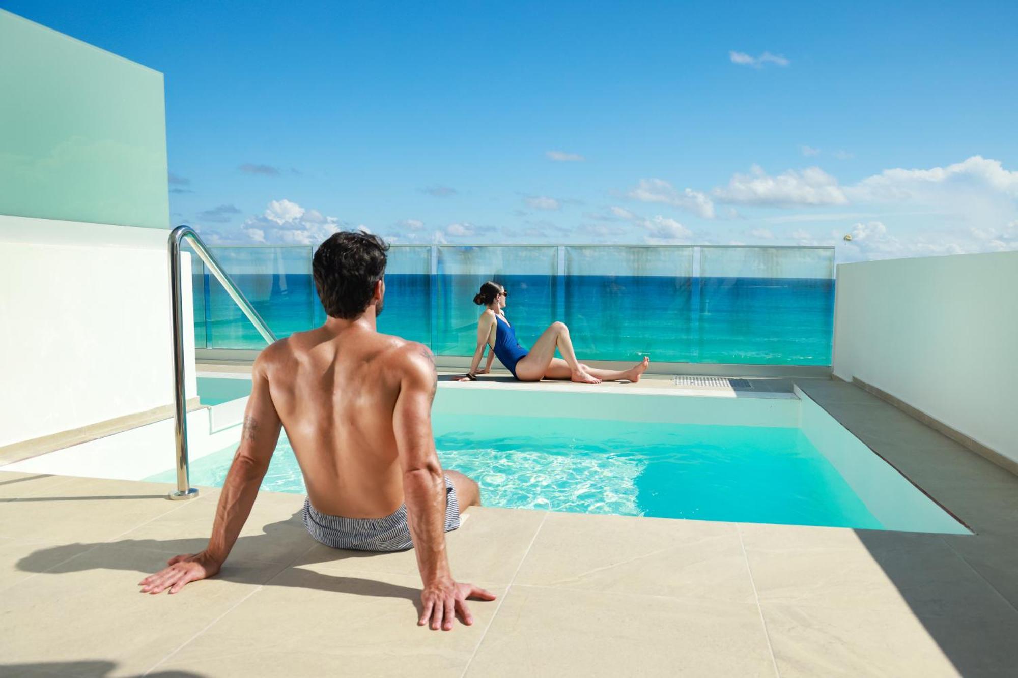 SWIM-UP DOUBLE ROOM OCEAN VIEW +18YRS