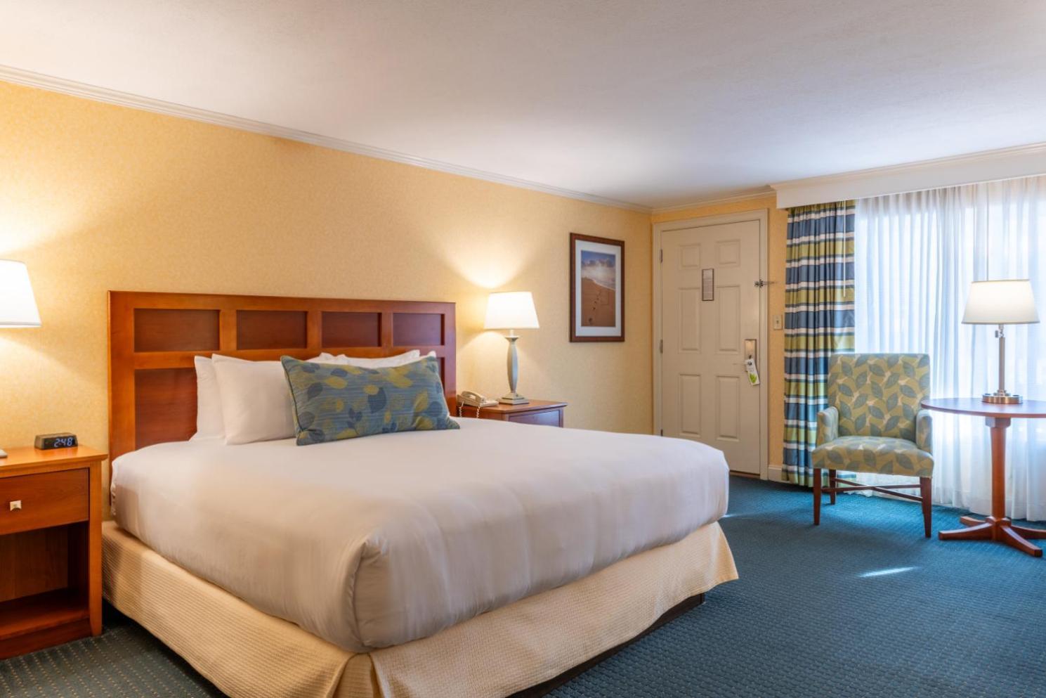 Deluxe Room 1 King Bed Main Inn