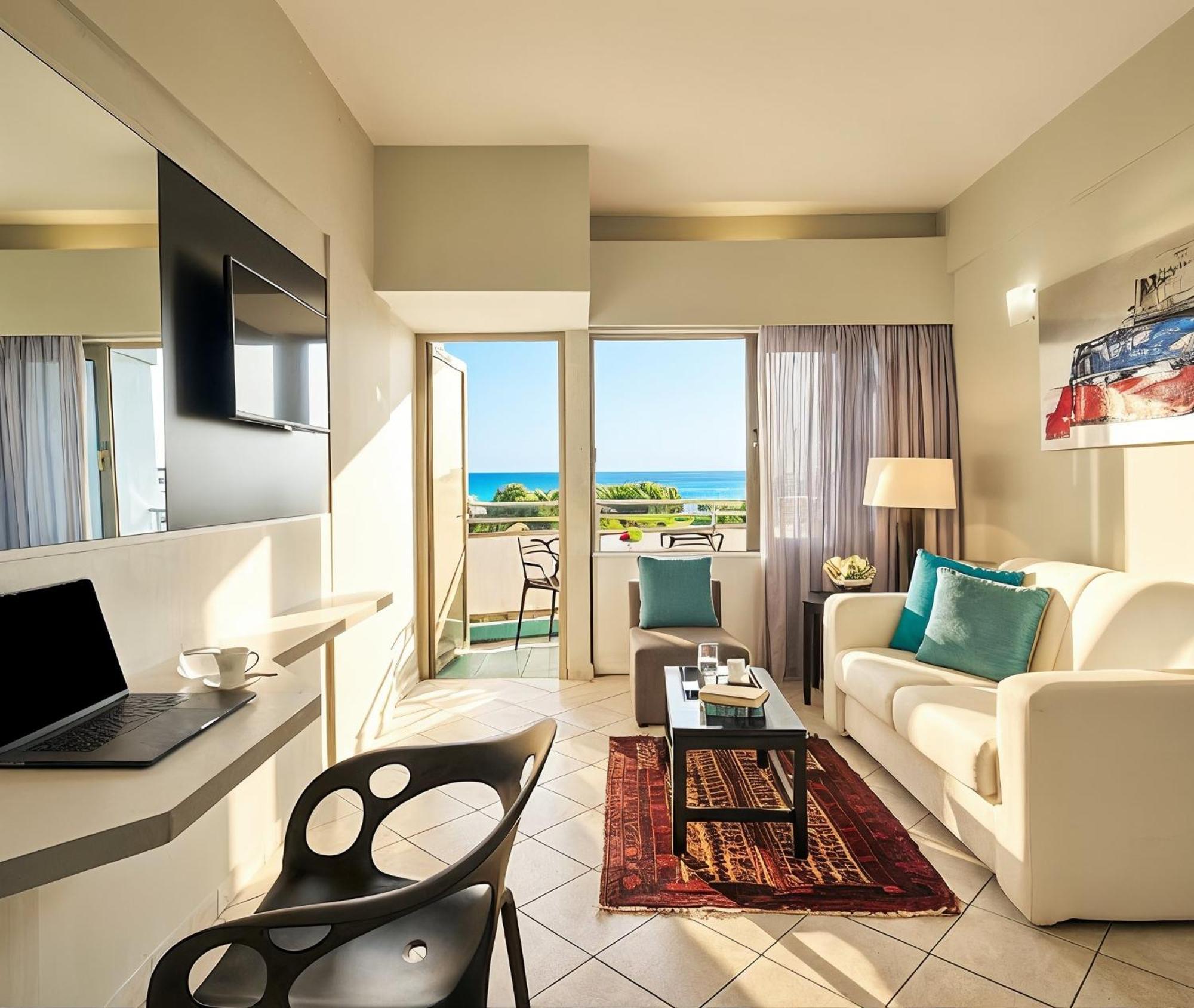 Superior Guestroom side sea view