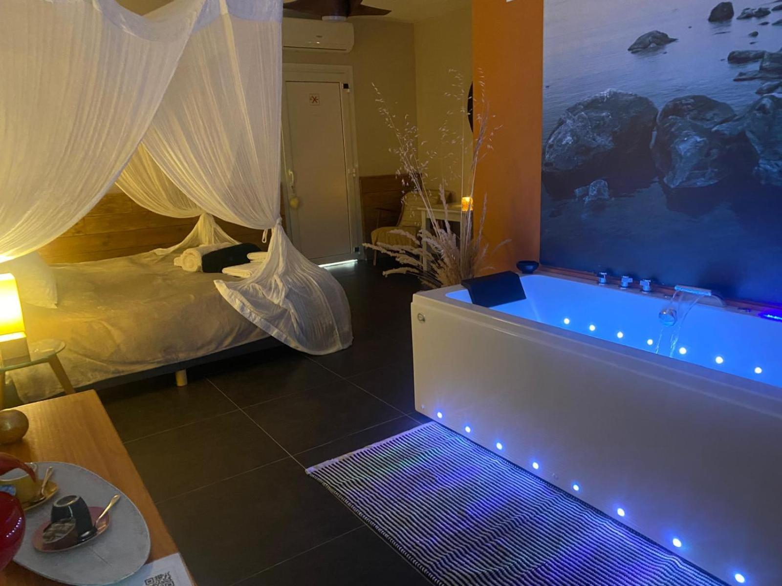 Double Suite Hot Tub