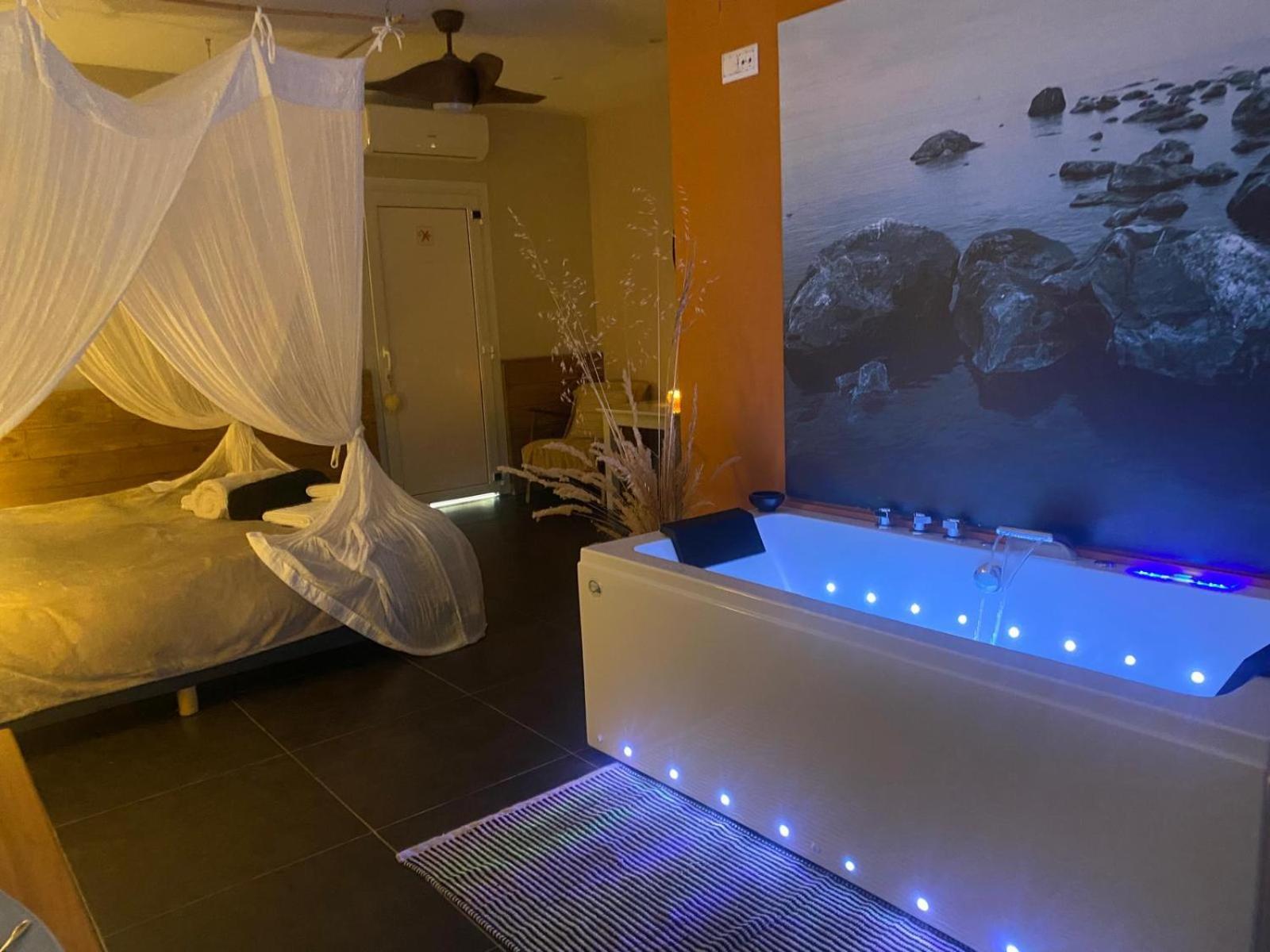 Double Suite Hot Tub