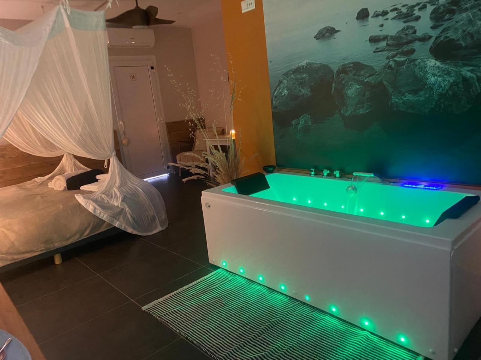 Double Suite Hot Tub