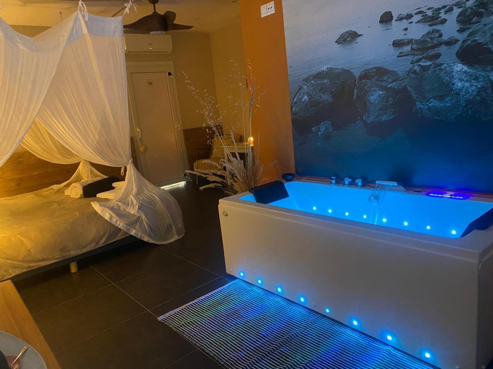 Double Suite Hot Tub