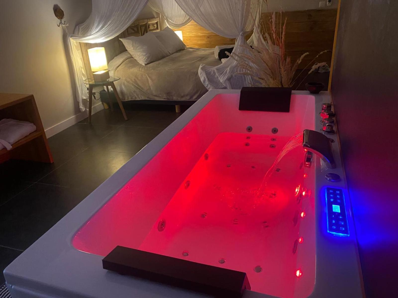 Double Suite Hot Tub
