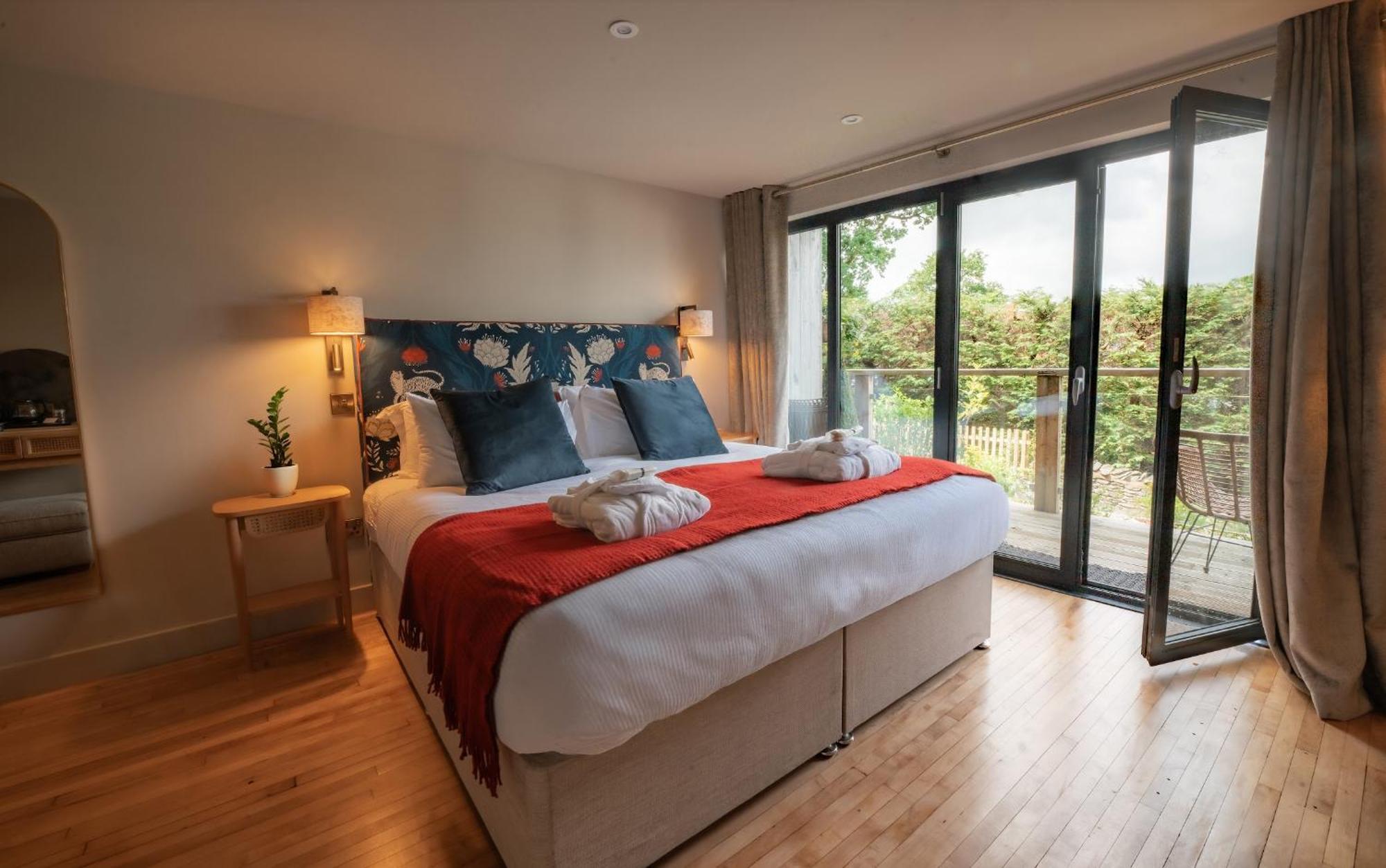 Deluxe Double or Twin Room with Lake View