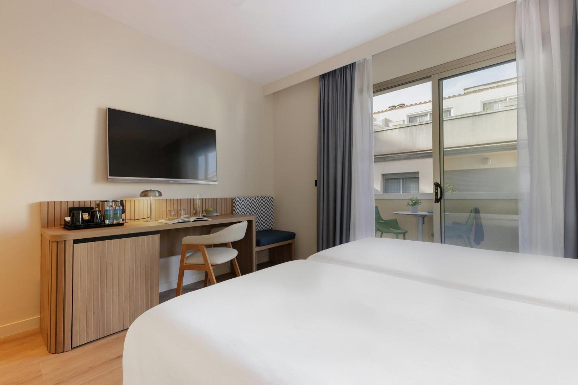 Clasic Twin Room with Balcony