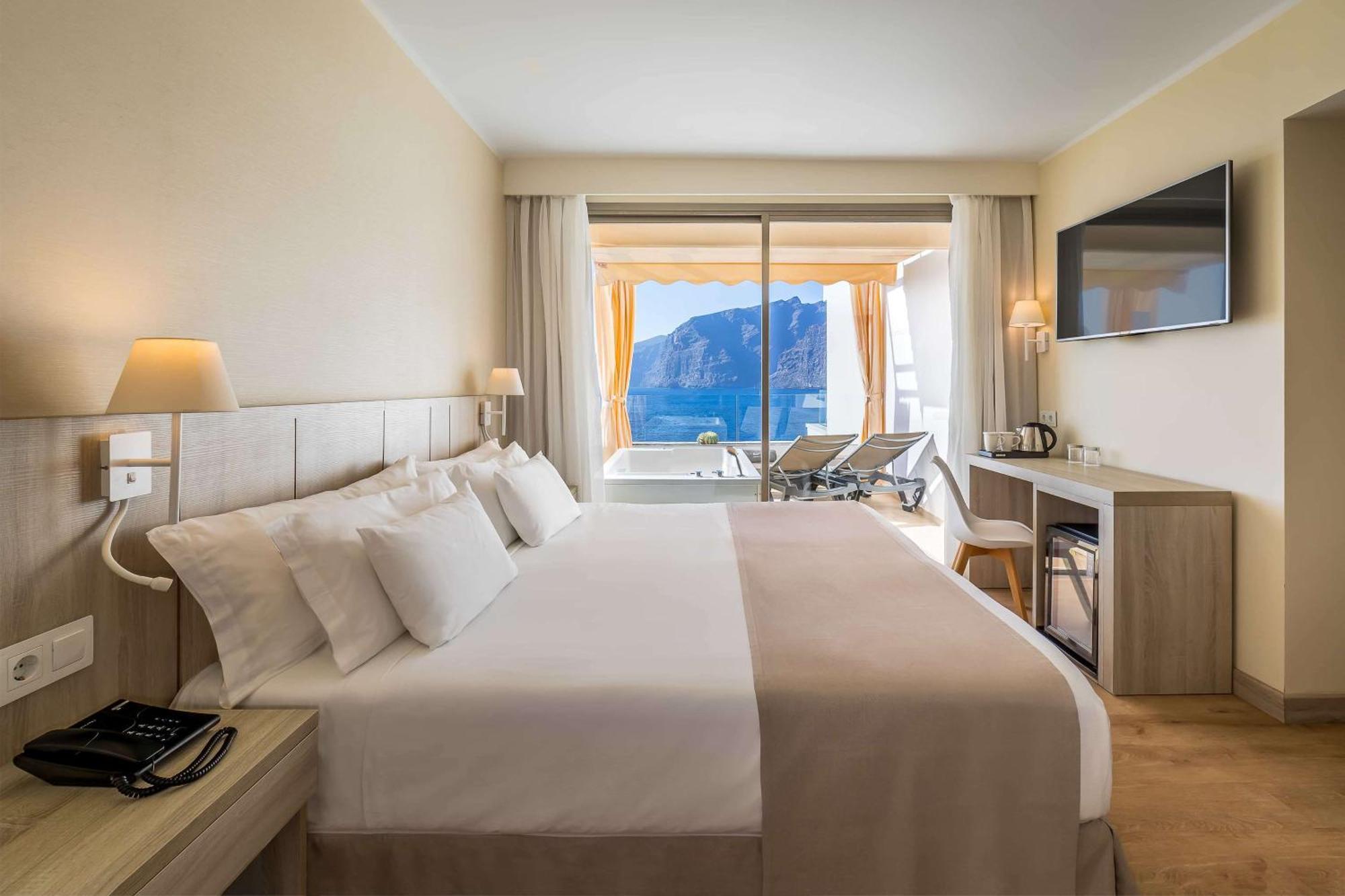 Deluxe Double Room with Sea View and Hot Tub