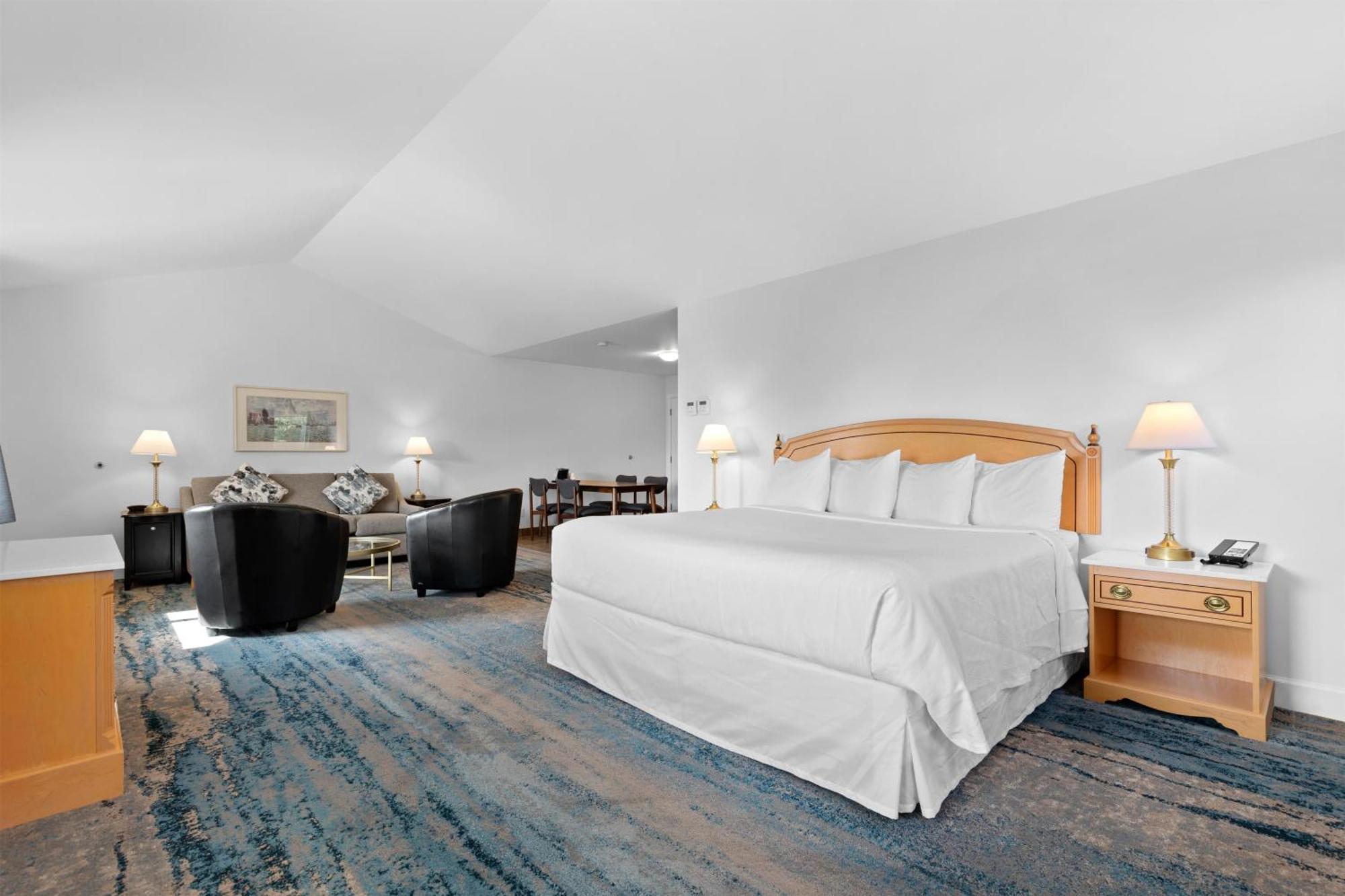 King Suite Sofa Bed Hot Tub Balcony or Lake View or Non-Smoking