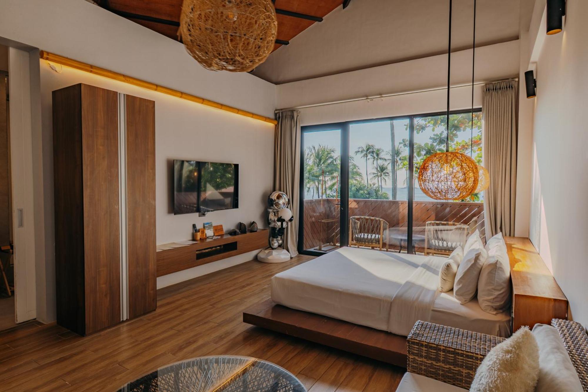 Deluxe King Bed Balcony Ocean View
