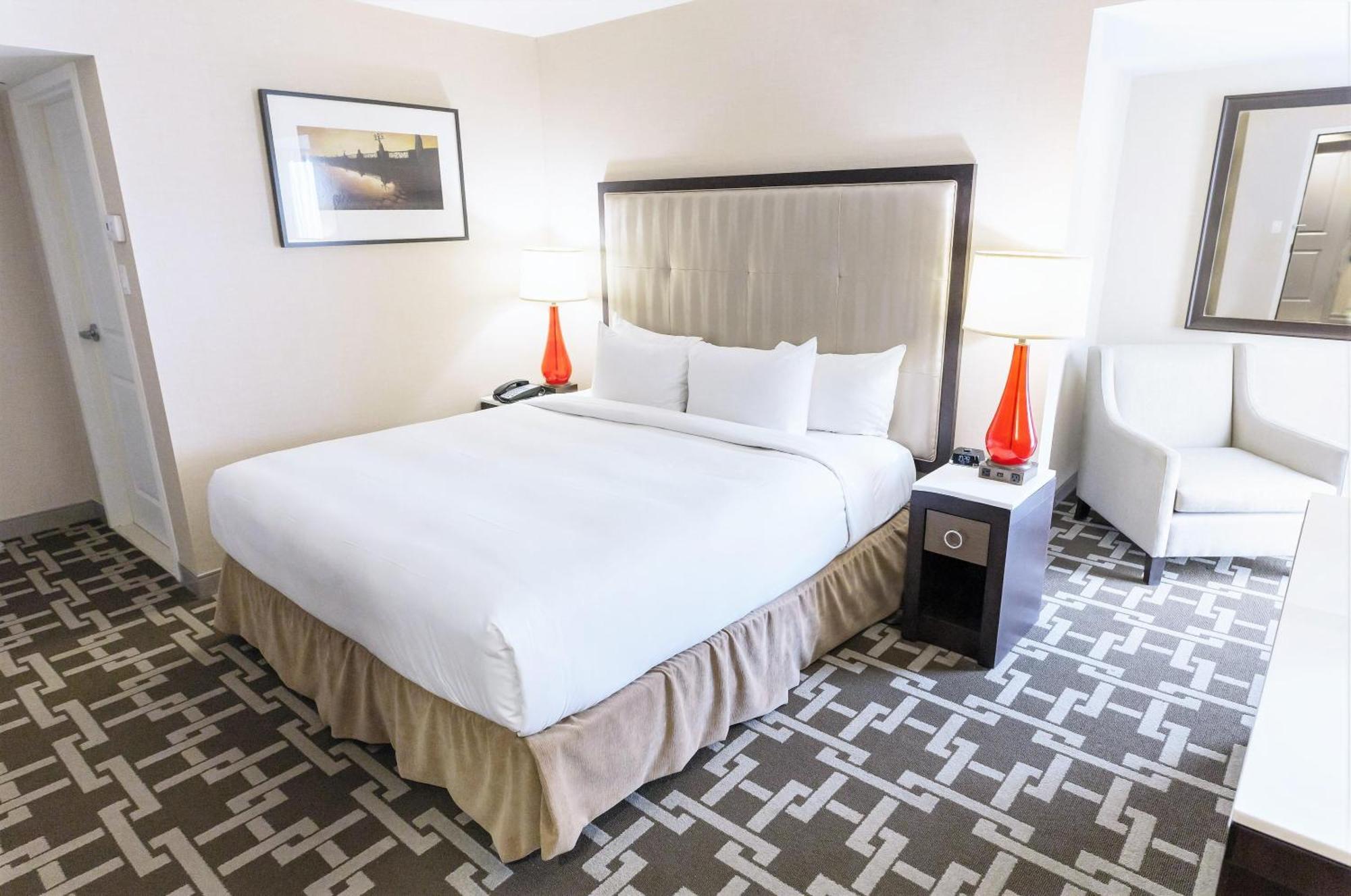 Compact King Room with Shower and City View