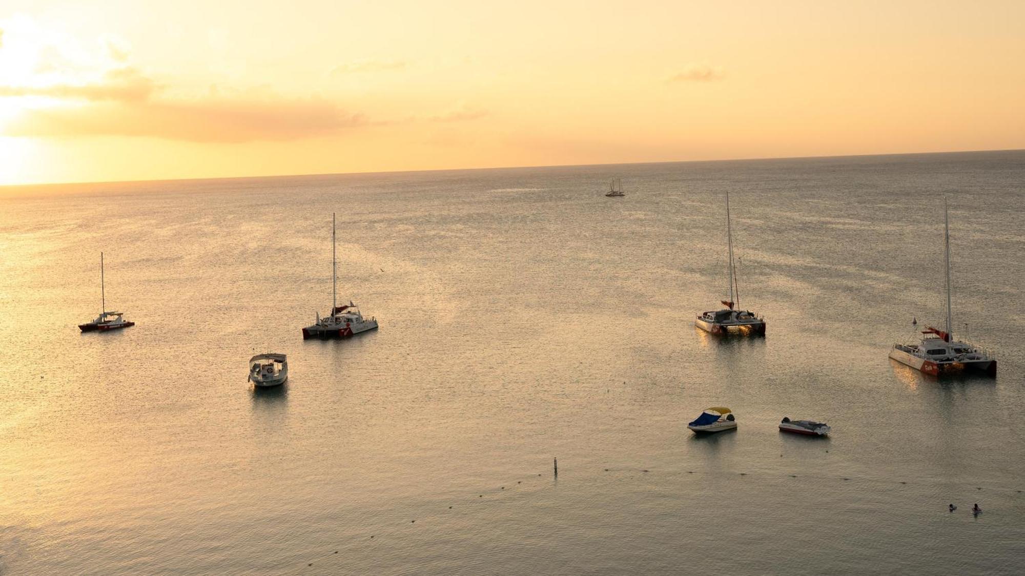Estudio Deluxe Sunset con cama extragrande, balcón y vistas parciales al mar