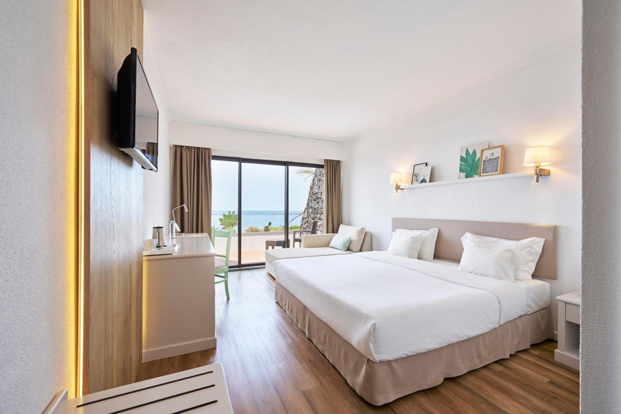 Double or Twin Room Sea View