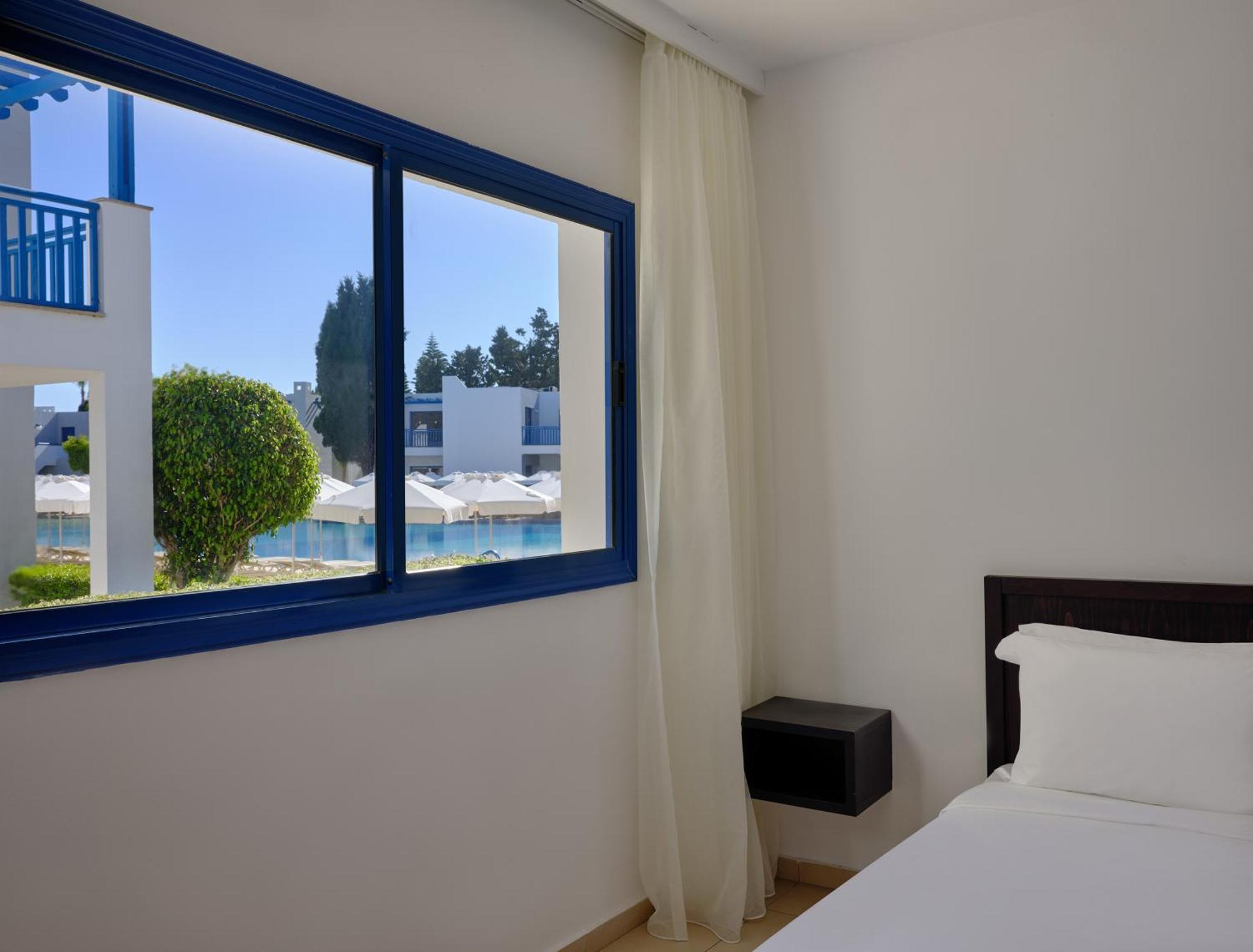 Schlafzimmer mit Poolblick