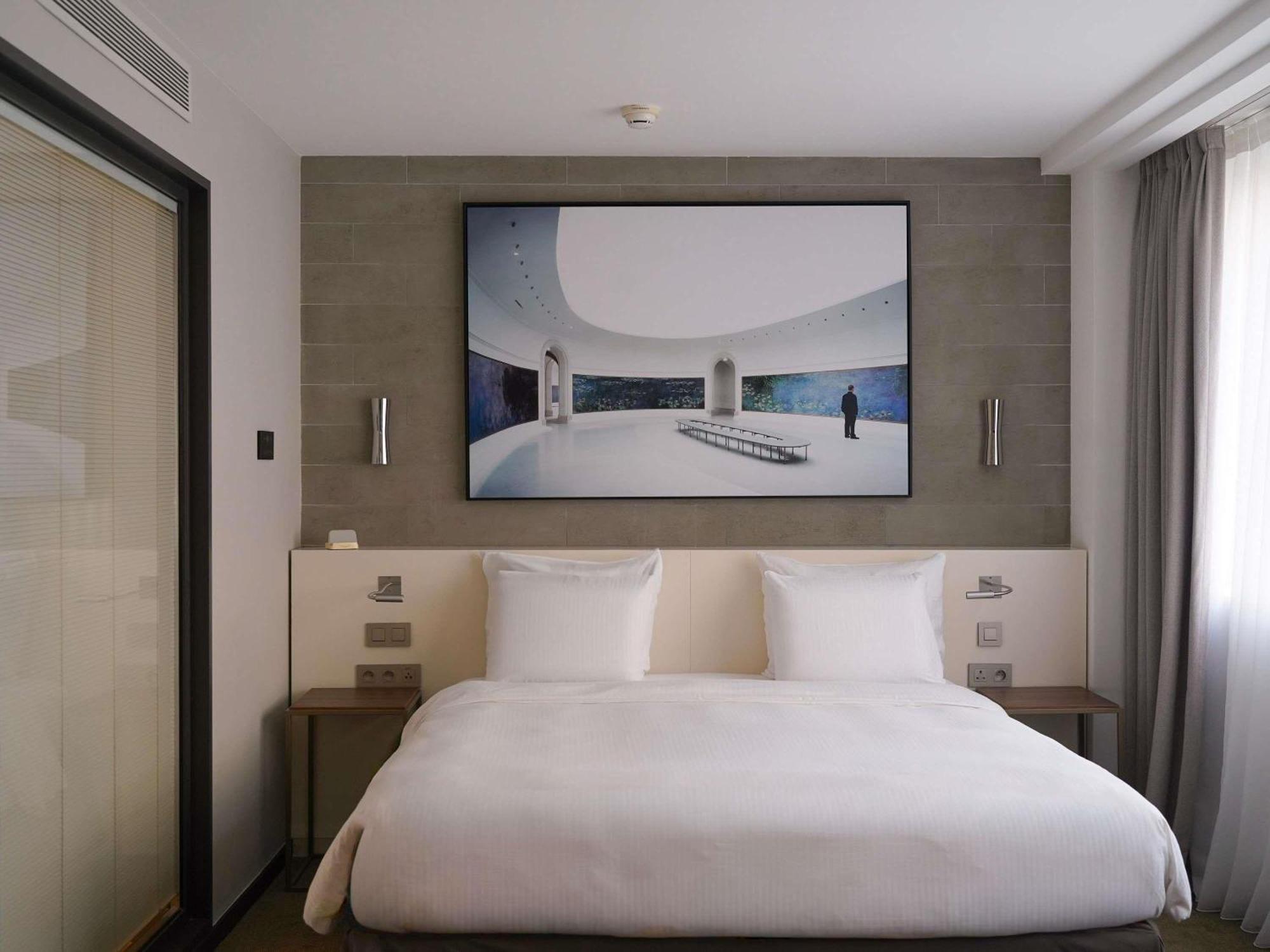 Junior King Suite Sofa Bed Eiffel Tower View,1765187984:JPEG