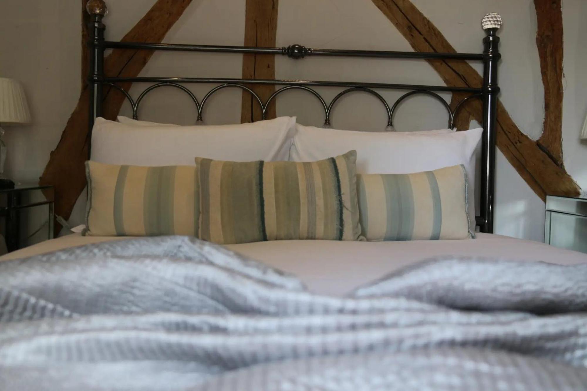 Habitación con cama extragrande.