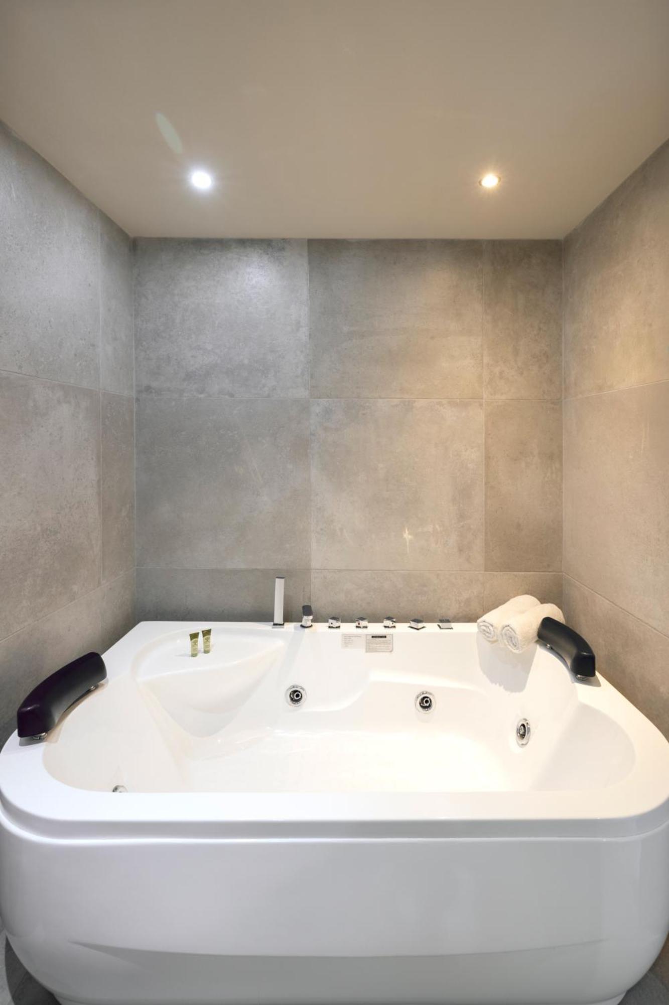 Deluxe Apartment Spa Bath