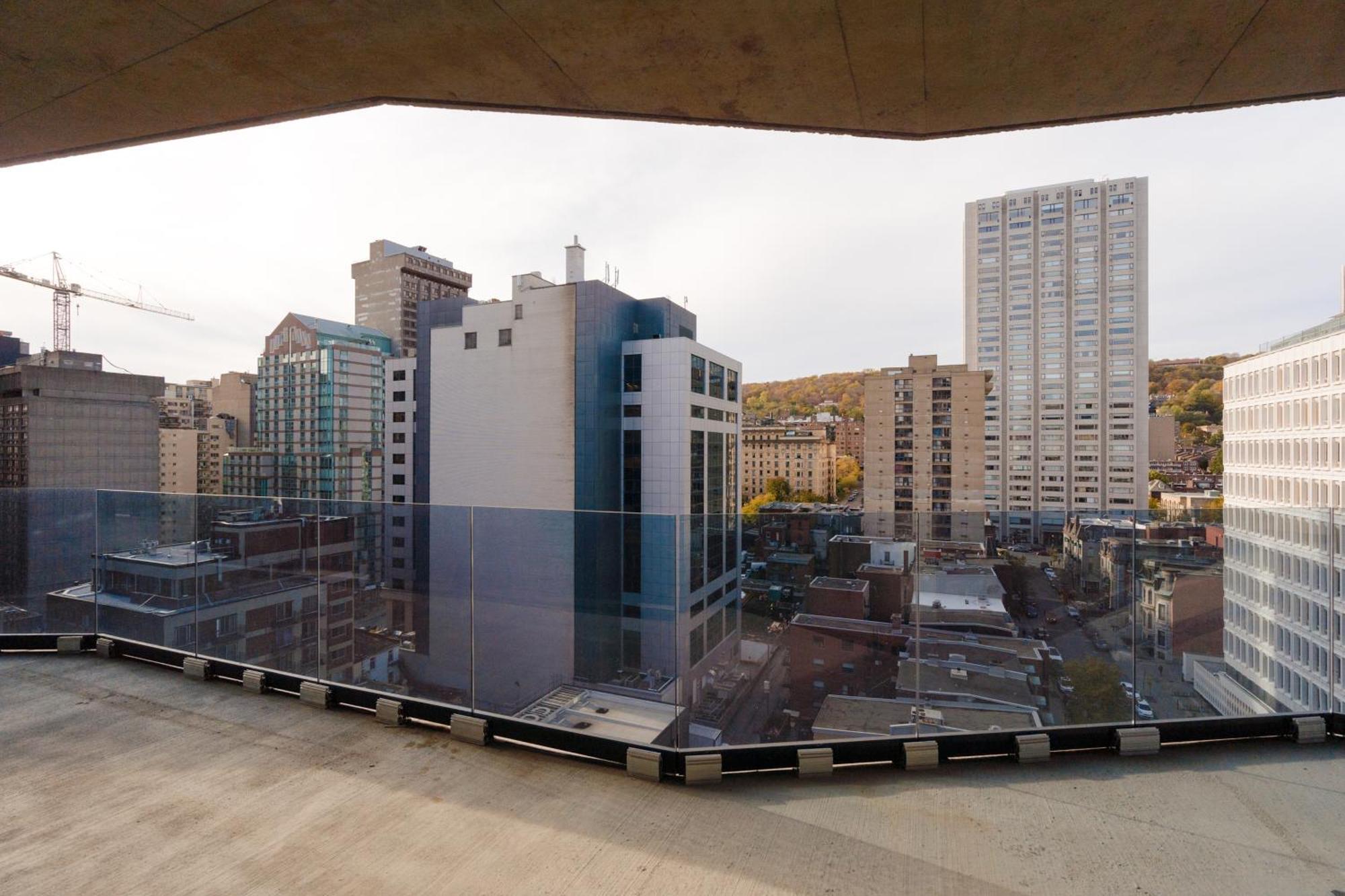 One-Bedroom Apartment Balcony City View