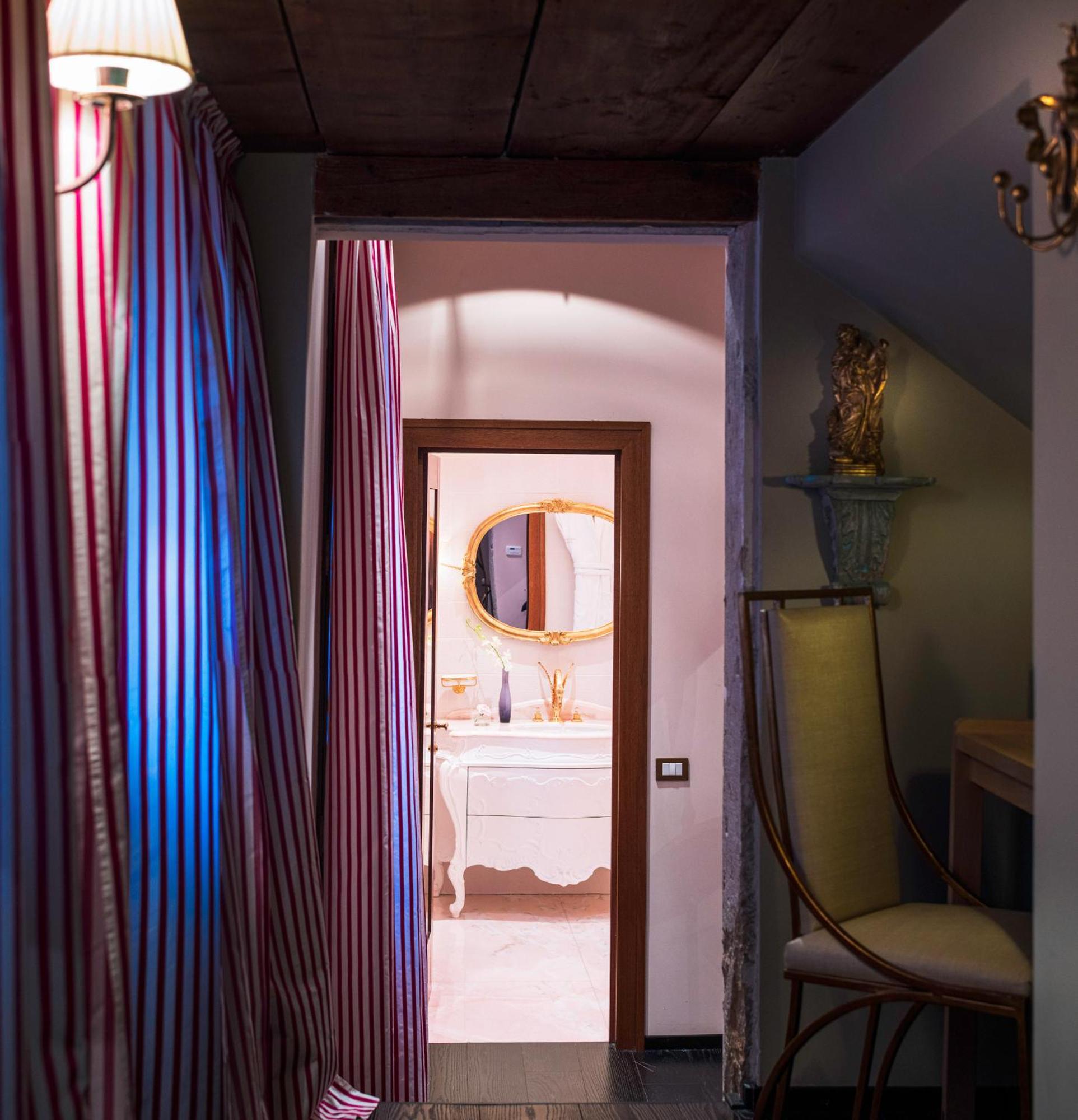 Deluxe Queen Suite