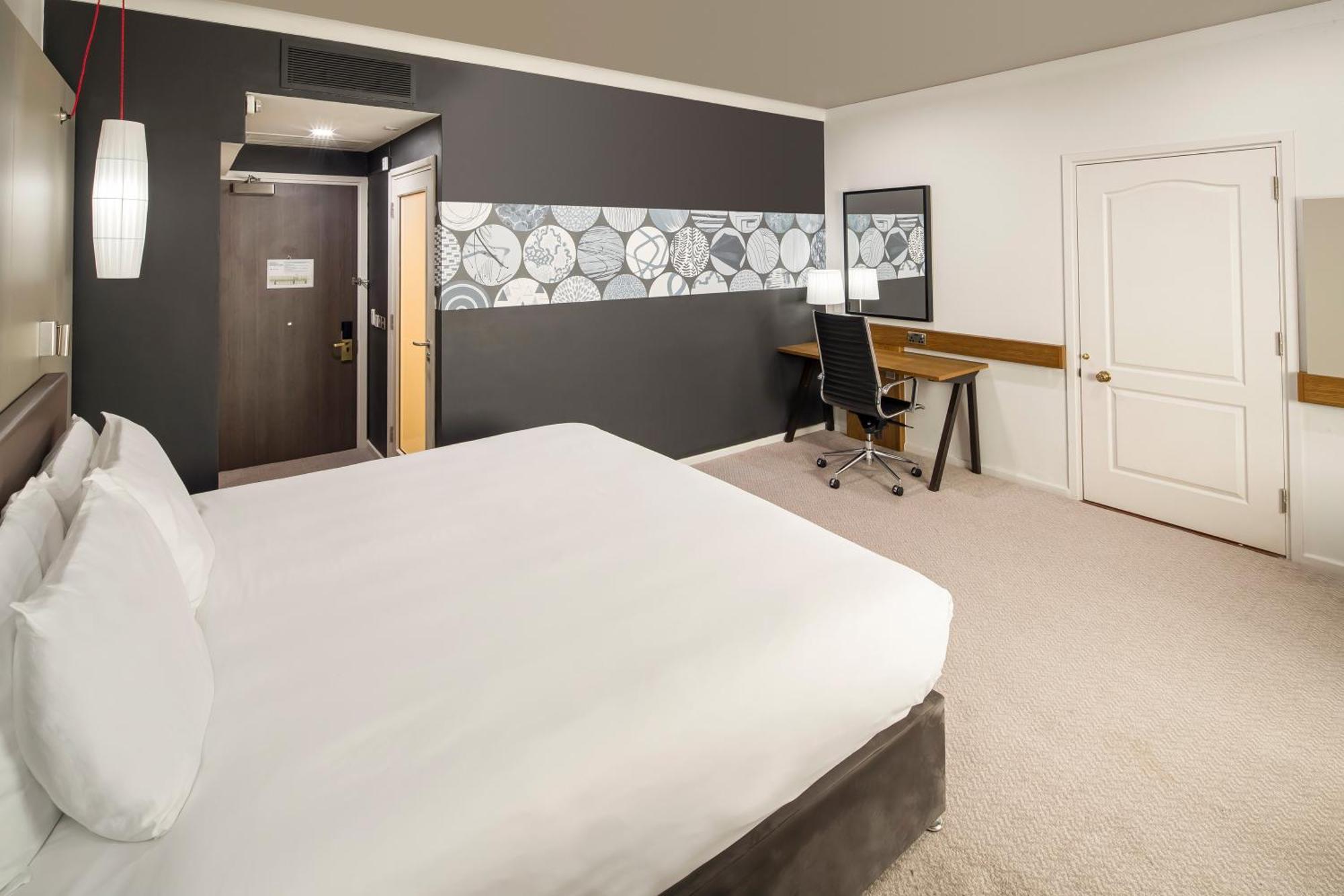 Chambre Lit Queen-Size Standard - Accessible aux Personnes à Mobilité Réduite