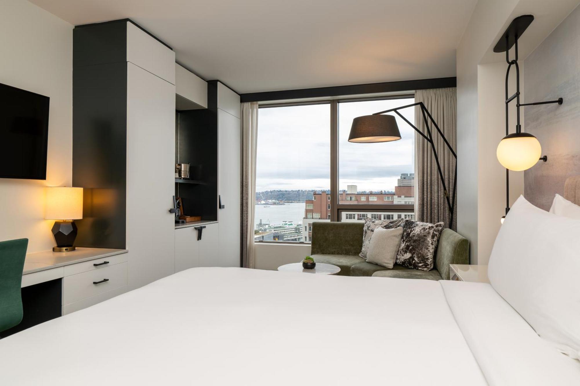Deluxe King Room with Water View