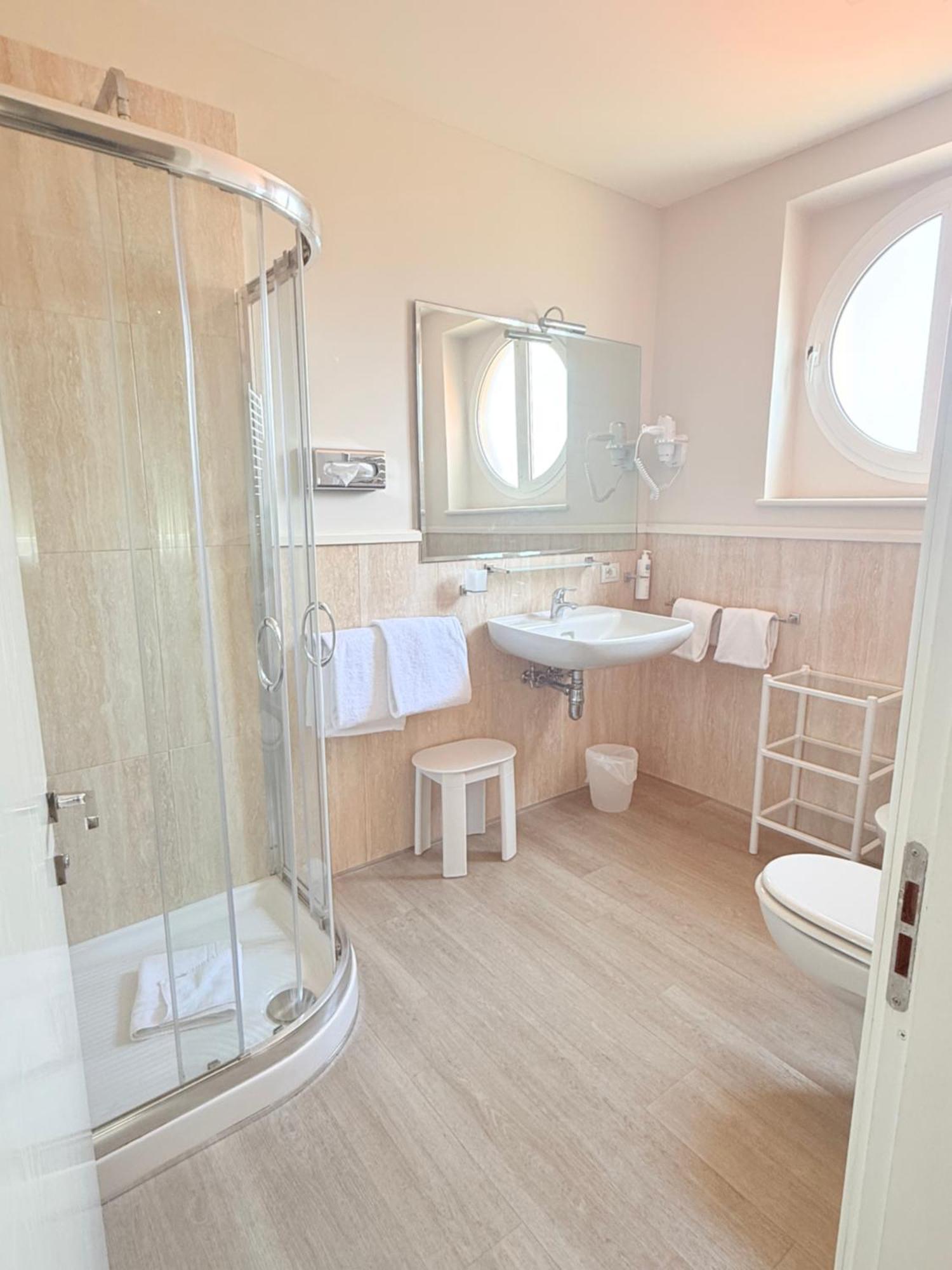Deluxe Doppelzimmer mit Balkon und teilweisem Meerblick