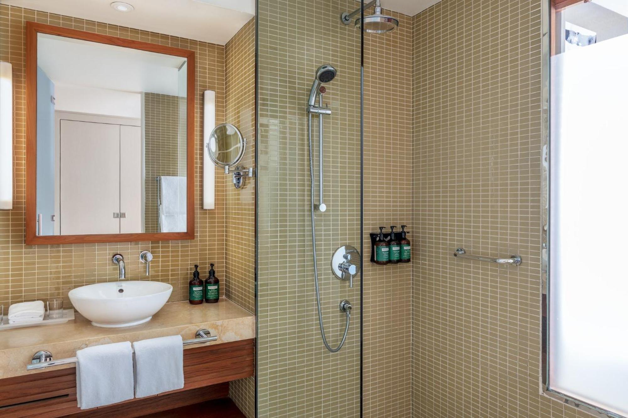 Deluxe Twin Room with Pool View and Balcony - Theme Park Access