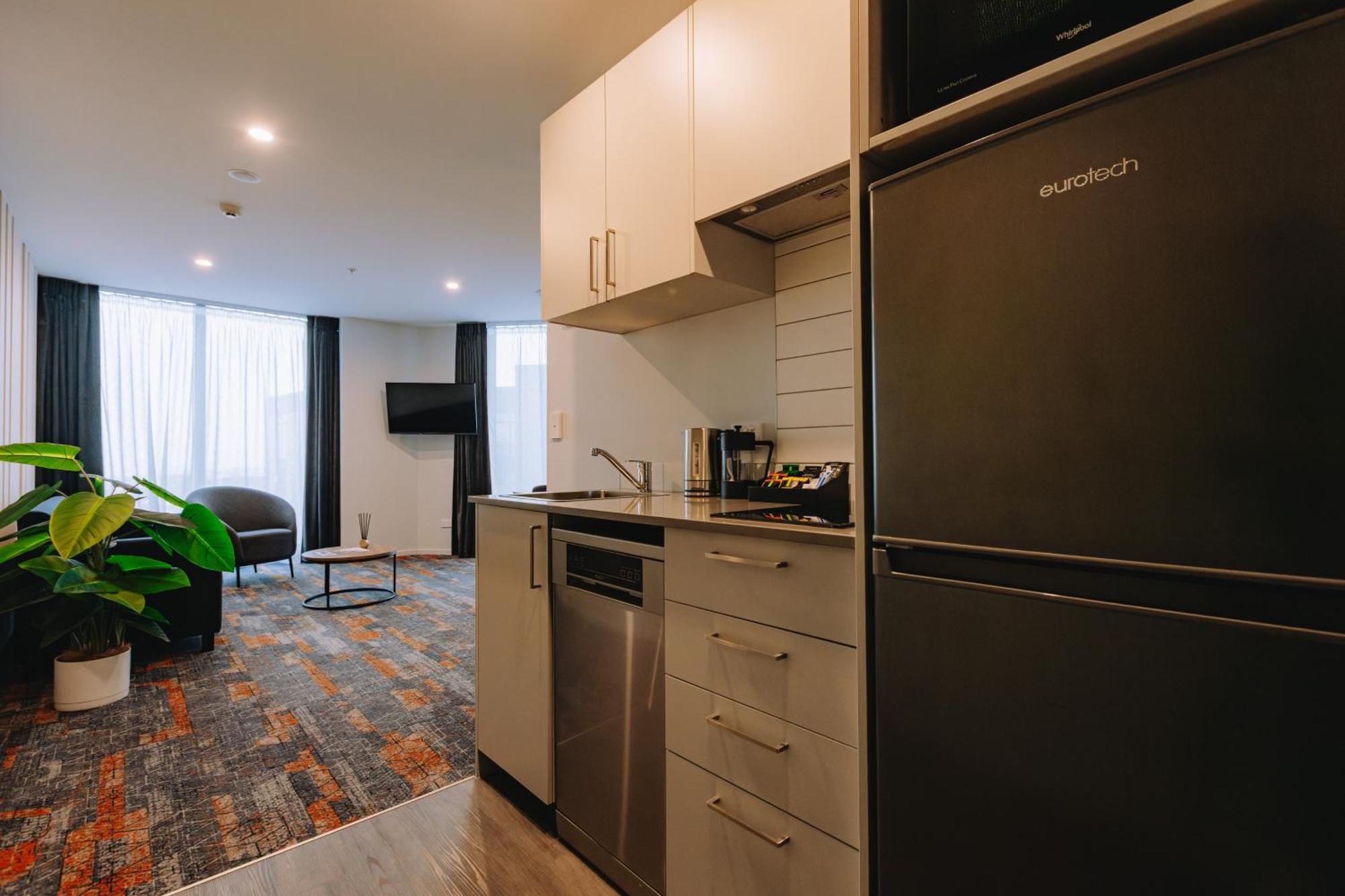 One-Bedroom King Apartment with Kitchenette - Non-Motorway Facing