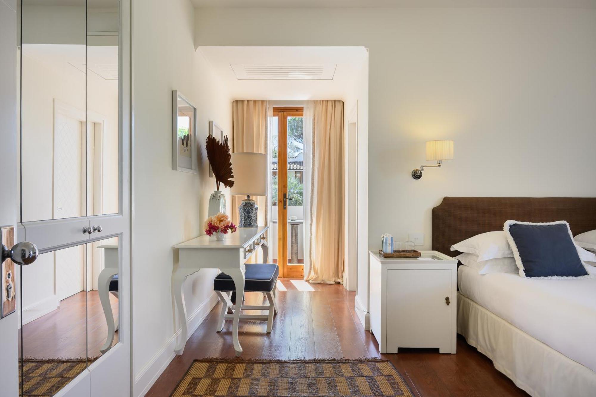 Zimmer mit Queensize-Bett und Poolblick