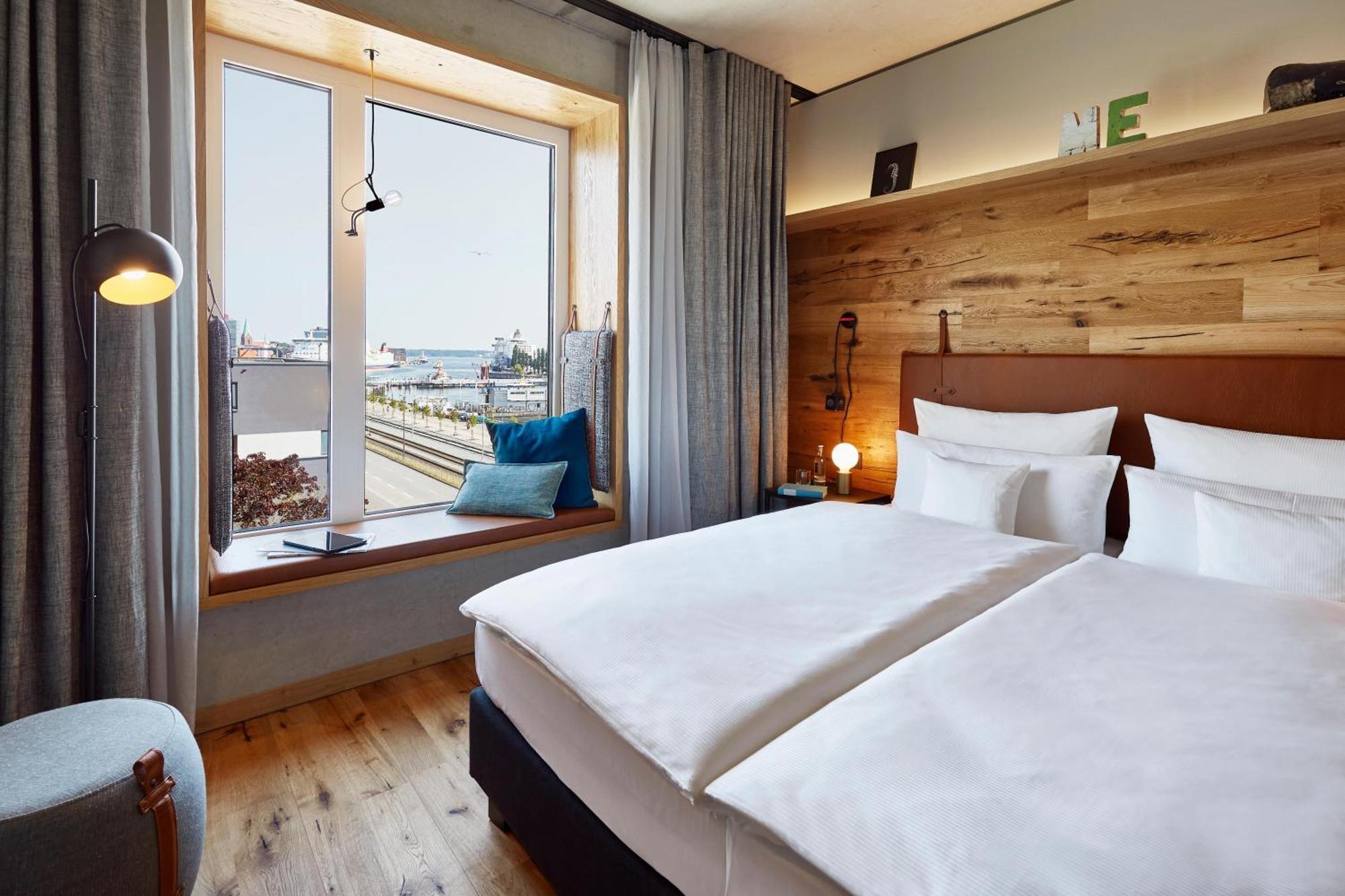 Zimmer mit Kingsize-Bett und Hafenblick