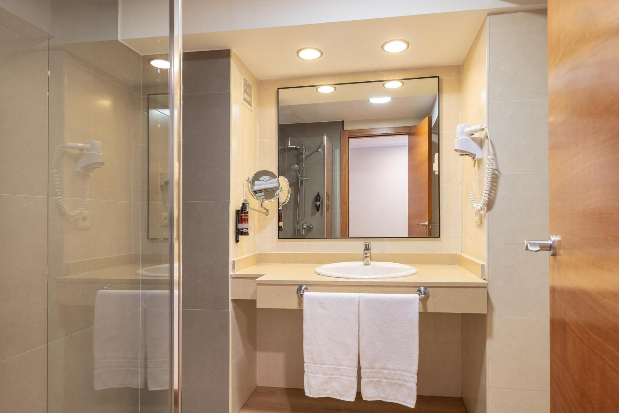 Twin Room,1771497217:JPEG