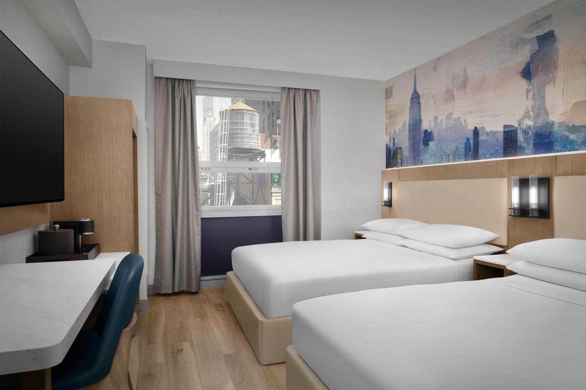 Kamer met 2 Queensize Bedden en Uitzicht op de Stad